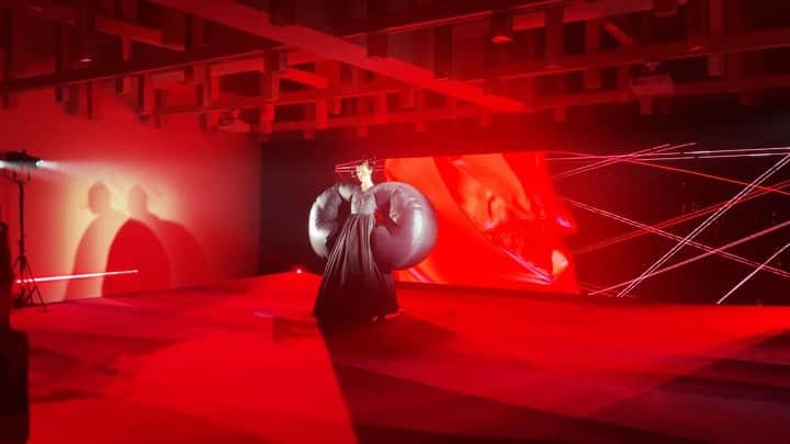 のインスタグラム：「My new music for @yoshiokubo_official 22FW PLUS  #rakutenfashionweektokyo   22FWのなかでも前回はランウェイ形式、今回はインスタレーション形式ということなので前回のビートを解体・再構築し、停止を試みました。インターネット上で吹く風。」
