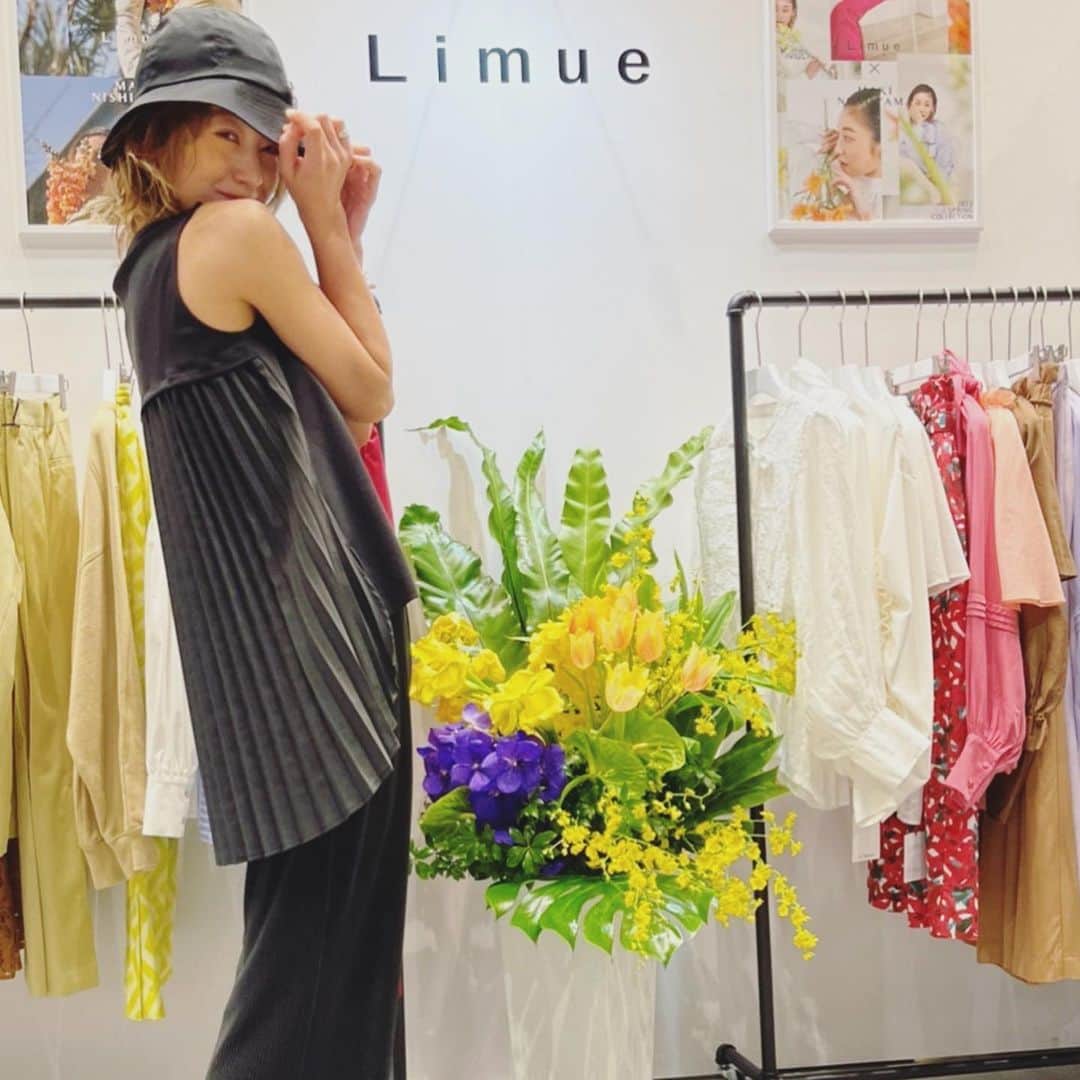 西山茉希さんのインスタグラム写真 - (西山茉希Instagram)「@limue_official   国際フォーラム展示会へ。 衣装探しの旅。  モデルをやらせてもらっているブランドさんです。 大人レディーなアイテム達が、 今日の私にワクワクをくれました。  #今週土曜日生放送 #衣装決定 #収録コーデ  乗り過ごすかと思った山手線の旅。 寝落ちずクリア。 ナイスぅーっ🏁」3月17日 15時05分 - maki.nshiyama50