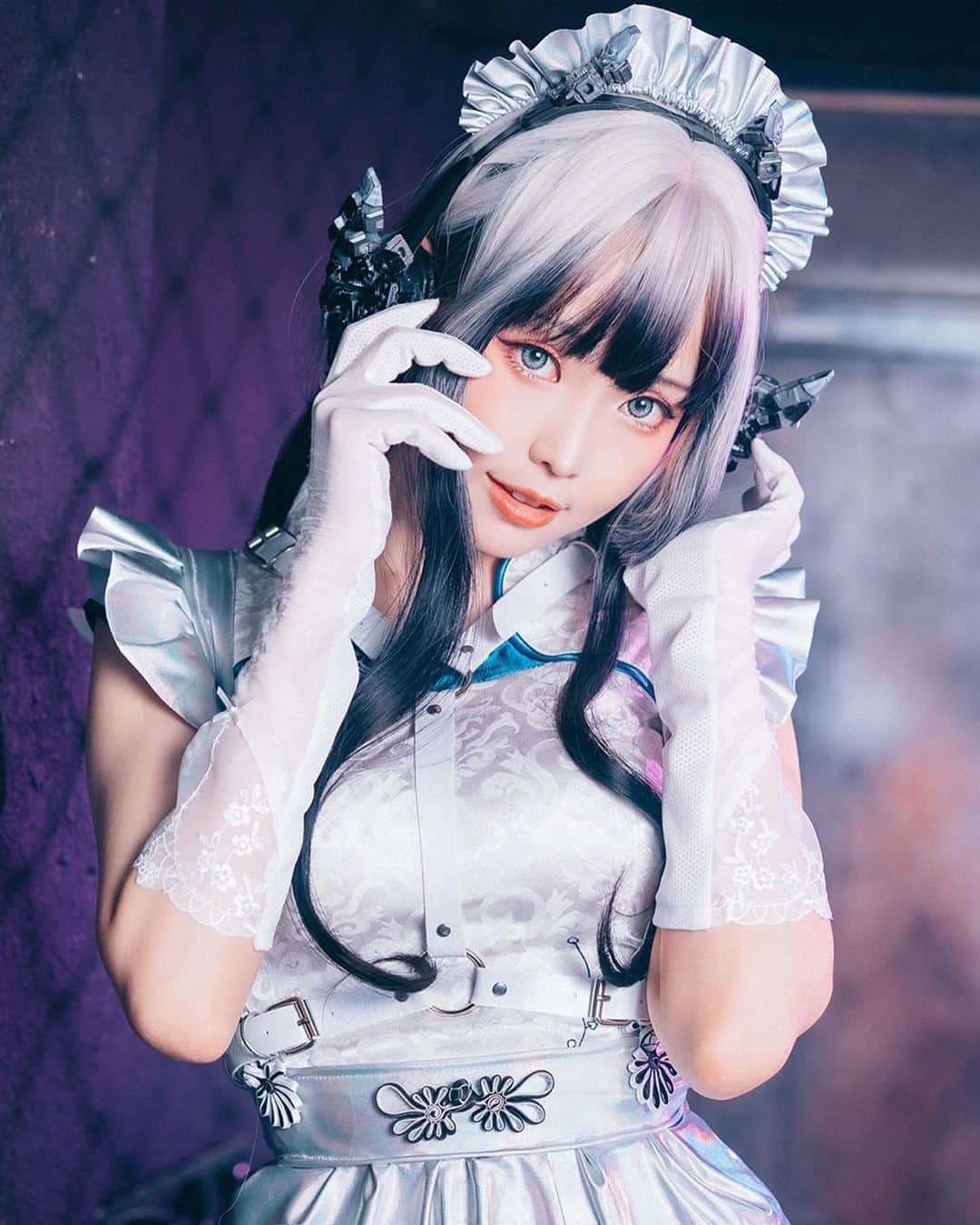 Elyさんのインスタグラム写真 - (ElyInstagram)「◑ Cyber Maid ◐ Blue and white porcelain image! 💙I hope this original work can give you some fresh feeling by combination between traditional and cyberpunk. Full photo set in this month set B✨ ＊＊＊ ◑ サイバーチャイナメイド◐ 染付の花瓶のイメージです💙 ＊＊＊ 賽博女僕-Violane 青輝石 搭配了青花瓷風格的短旗袍，嘗試了古典與科技感的融合(*ฅ́˘ฅ̀*)♡ 完整收錄在本月B組寫真中! 💙  #Ely #elycosplay #cosplay #cyberpunk #cybermaid #サイバー #originalcharacter  #maid  #メイド #original」3月17日 15時15分 - eeelyeee