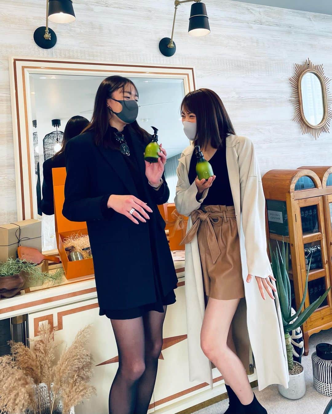 伊藤しほ乃のインスタグラム：「@yuiko_yyy がやってるブランド 『 @bondy_story 』のpopupに行ってきました🤍  BONDY🧴はすべて天然由来で、 ボディクリームもとってもいい香りで癒されました☺️🌸 オールインワンソープは、頭から全身洗えるから忙しいママにも嬉しいよね🤱  出産祝いどうしようってなった時にオススメです🎁🤍  大好きな結子にも久々に会えたし、めちゃくちゃハッピーな時間でしたぁ😇  #bondy #お祝いギフト」