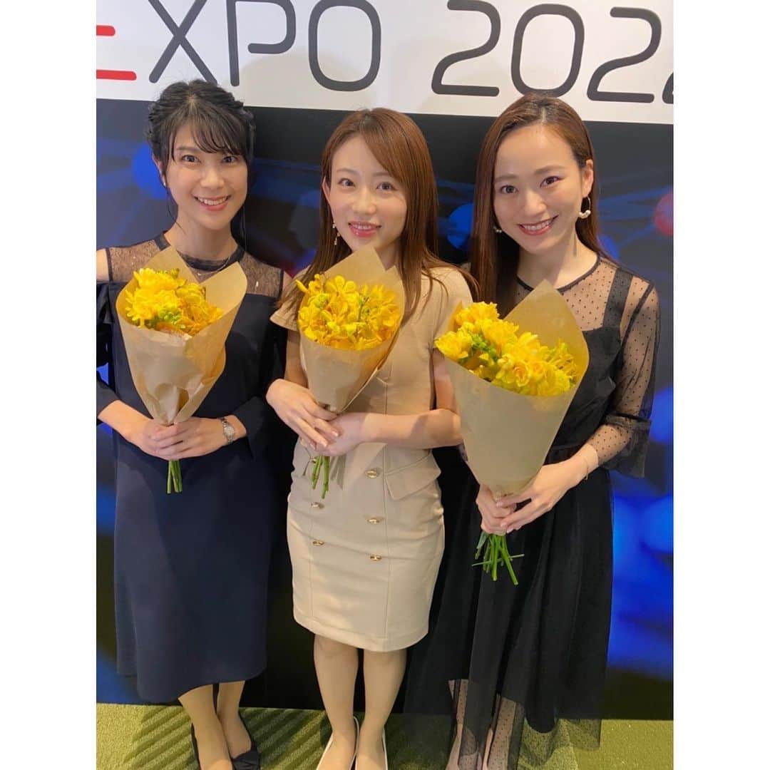 伊藤みくさんのインスタグラム写真 - (伊藤みくInstagram)「⁡ ⁡ ITトレンドEXPO  ⁡ お花をもらったタイミングで一緒にいた アナウンサー陣2人と🌼🌼🌼 ⁡ 今回はバタバタで全メンバーで撮れなかった😂😂 ⁡ みんな仲良しで楽屋で お菓子やら物物交換してます❣️ ⁡ ⁡ ⁡ ⁡ ⁡ ⁡ #フリーアナウンサー #イベントmc #司会 #ambient #アンビエント #ワンピース好きな人と繋がりたい #アナウンサー衣装 #アナウンサーコーデ #itトレンドexpo #itトレンド #ウェビナー司会  ⁡ ⁡」3月17日 15時38分 - miku90210