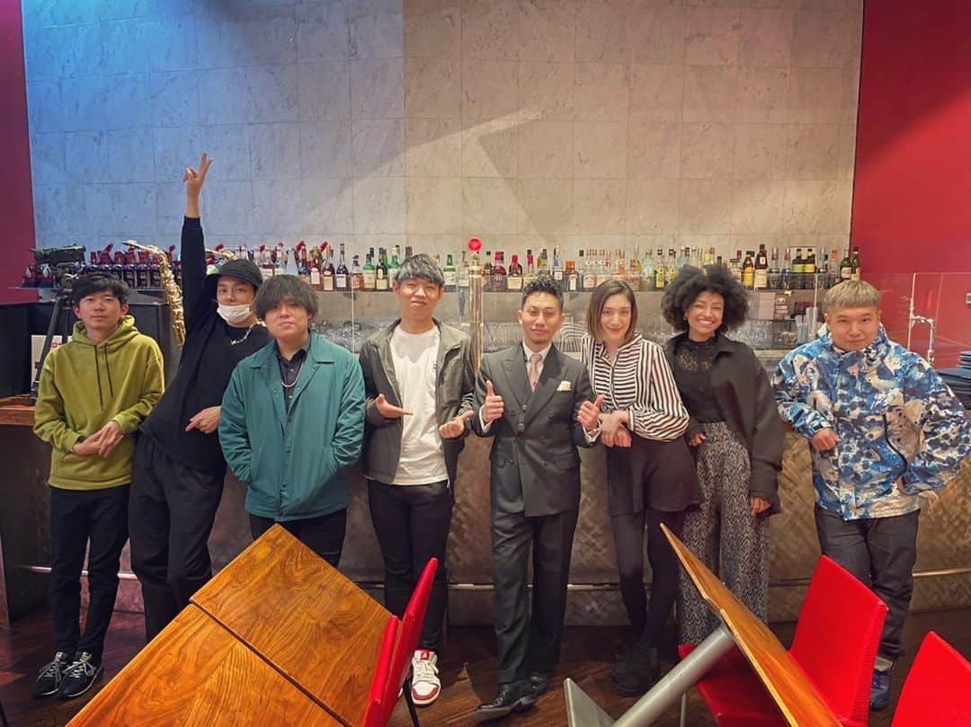 ステファニーのインスタグラム：「Thank you to everybody who was part of the 3/9 Yu Hagiwara Birthday Live!! かなりの時差投稿になってしまいましたが笑... 3/9 Yu Hagiwara バースデーライブ&リリース記念"Farewell"に携わった演者の方々、スタッフの方々、お越しいただいたお客様、本当にありがとうございました🙇‍♀️そしてこのような記念すべき一日に尊敬できるミュージシャンの方々に囲まれ演奏することができて本当に感謝しております。Farewellステキな曲だから聴いてね🥺❤️ 優君ハピバ🎉🎉  @o.hagi  @ko_be_on_it  @yukinops  @ren____yamamoto  @kentotsubosaka  @iwama0176  @theartof_chlo   Photo credit: @hidaka.yuta」