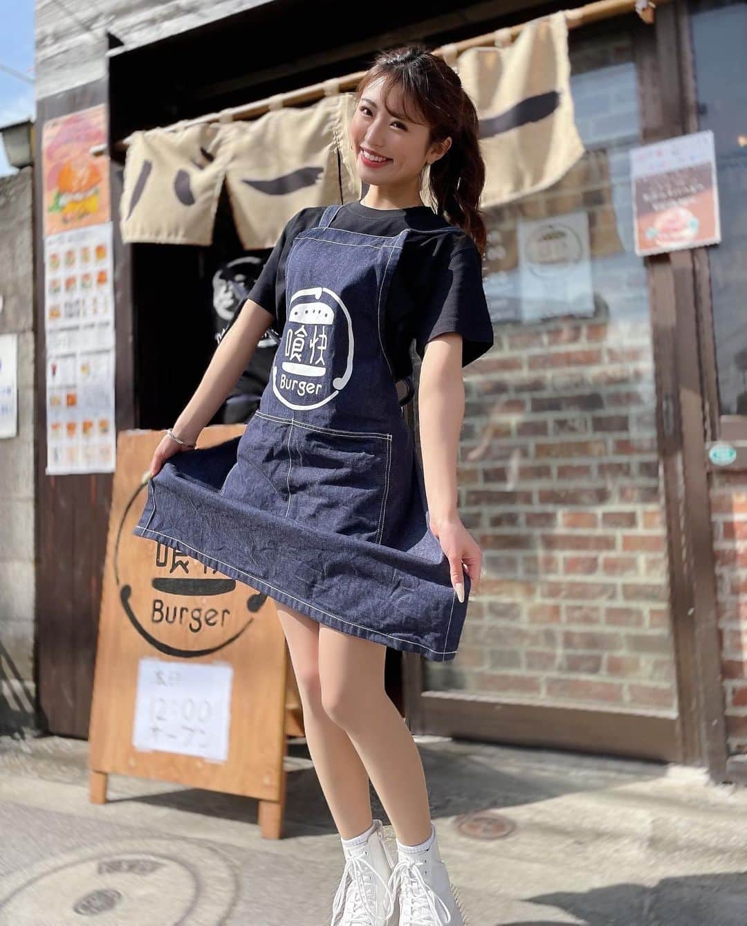 MIYABIのインスタグラム：「いらっしゃいませ📣  今日はハンバーガー屋さんで撮影してきたよぉ🍔  最近ロケが多くて嬉しいなぁ☺️✨  YouTubeお楽しみに🙈💕」
