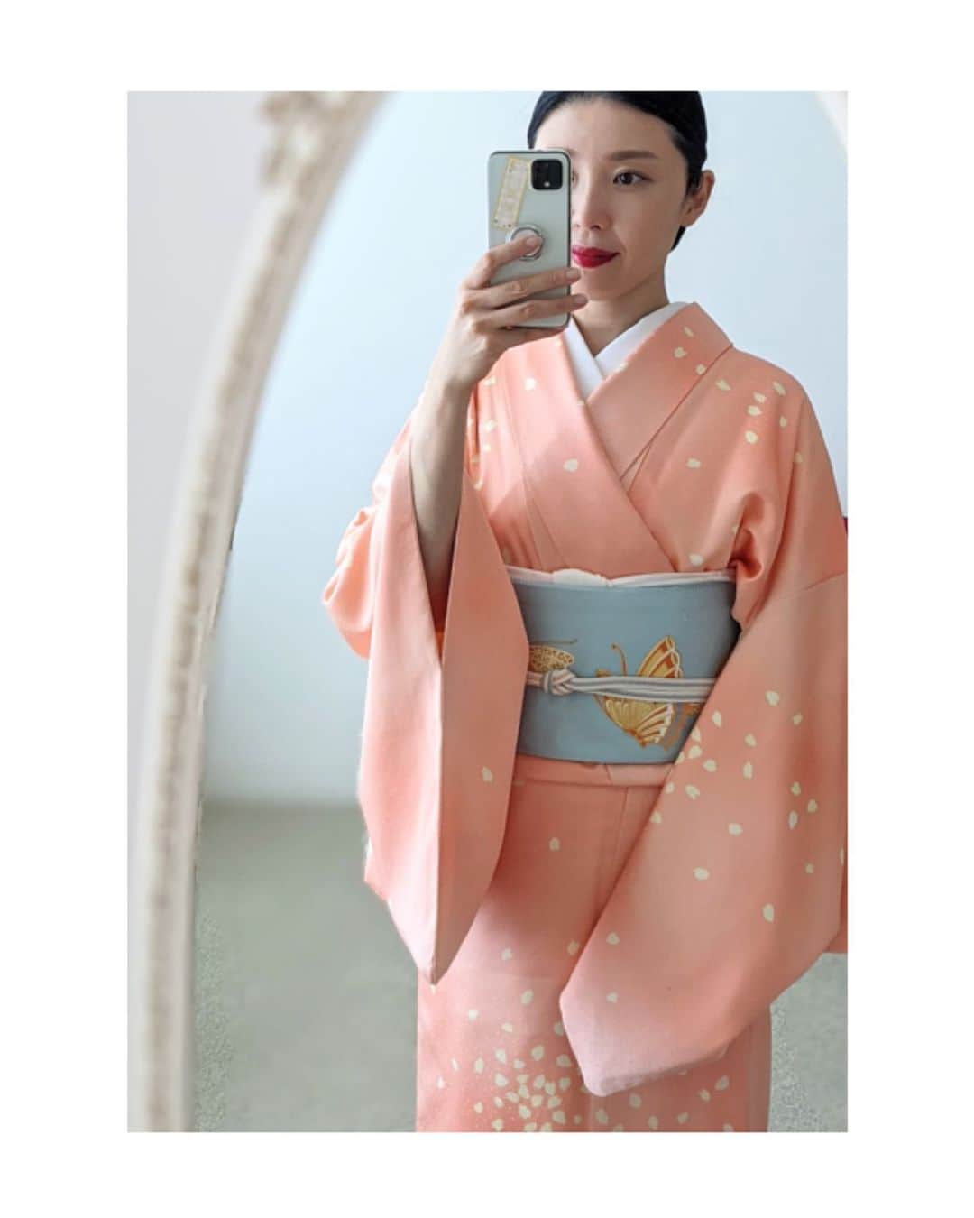 川村亜紀のインスタグラム：「桜の花びらが舞うステキなお着物🌸  ＊鏡に向かい撮影しておりますゆえ、反転して写っております。 #歌舞伎 をはじめ #お着物 や #日本の伝統 が長く守られ受け継がれますように。 #kimono #kimonocordinate #japanesekimono #japanesetradition #beautifultradition #lovekimono  #instakimono #기모노  #お着物 #日本の伝統 #お着物コーディネート #着物コーディネート  #お着物と帯 #お着物の魅力  #袷 #袷の季節 #小紋コーディネート #名古屋帯 #呉服に志田 さん #桜のお着物  #亜紀の和装記録 #🌸」