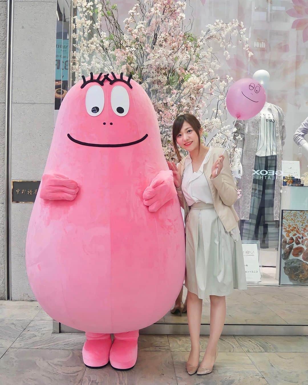 藤崎里菜のインスタグラム：「もうすっかり春だね🌸  今月も翠SUI SPA @sui_spa で 小顔矯正とポレーションケアを受けてきたよ‍𓂃 𓈒𓏸  今回で4回目なんだけど、 顔の左右差がだいぶなくなってきてうれしい⑅⃛  今回も顔〜デコルテまでしっかりほぐしてもらったよ♩  口内からもアプローチしてくれるから しっかり顔の凝りがほぐれてスッキリした😌  ただ小顔にするだけじゃなくて リフトUPしてくれるのも嬉しい✨  #スイスパ #suispa #表参道エステ #小顔矯正 #頭蓋骨矯正 #むくみ解消 #コルギ #ヘッドスパ #ポレーションケア #美容 #美活女子 #バーバパパ #春」