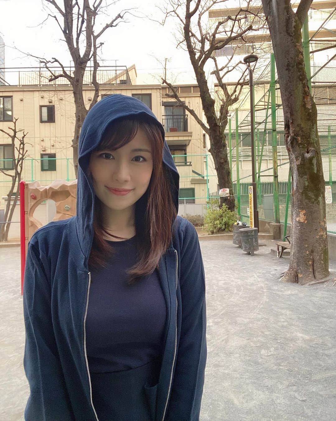 のインスタグラム：「公園にて。。  ランニングのはずが  いつのまにか歩いていました😅💦  コツコツやっていきます👍  #ランニング  #ランニング女子  #ランニングウェア  #shein #パーカー #ダイエット #散歩  #ウォーキング  #diet #公園  #運動 #運動不足」