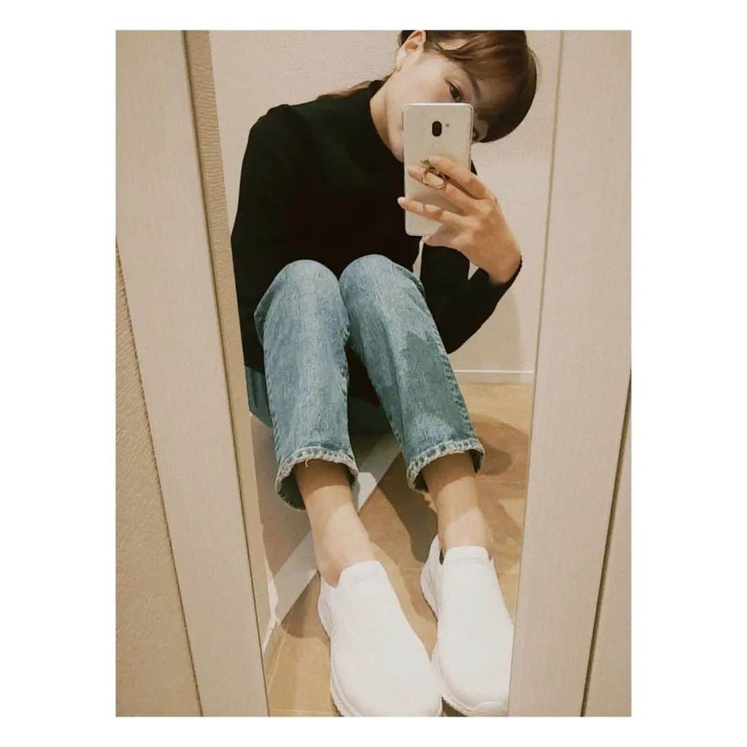 工藤里紗のインスタグラム：「紐なしスニーカーを スリッポンていうらしい⛸️ 出不精なので すぐ履いてすぐ出かけるため🌼🤍🌼 #スリッポン #出不精解消」