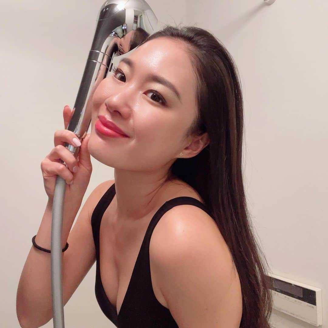 角田聖奈のインスタグラム：「シャワーヘッドを新しくしたよー🚿 今までこだわりなかったけど、変えてみると全然違うの！！😍  @mytrex.official #HIHOFINEBUBBLE  目に見えない超微細泡で毛穴の奥の汚れまでしっかり洗浄してくれるから、洗い上がりの頭皮や顔の毛穴がスッキリする✨水の当たり方も柔らかくてとっても気持ち良いよ💓  さらにシャワーヘッドをバスタブに入れてシルキーバスを作ることもできちゃうのも最高☺️🛁  こんなに色々できちゃうのにシャワーヘッド変えるだけで更に節水にもなるなんて素晴らしすぎる👏  #マイトレックス #ヒホウファインバブル  #シャワー #シャワーヘッド #毛穴ケア #保湿 #洗浄 #お風呂 #バスタイム #シルキーバス #節水 #🚿 #PR」