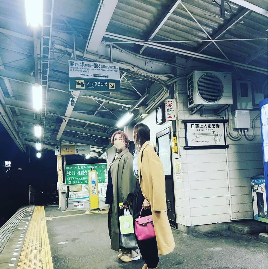 神崎恵さんのインスタグラム写真 - (神崎恵Instagram)「昨日は、いつものように仕事を終えてから撮影前の髪メンテナンスへ💇‍♀️ 髪を切りながら、取材と撮影もしました。 久しぶりの汐風。 久しぶりの江ノ電。 なんだか気持ちがほぐれました。  今夜はインスタライブで、アイケアのお話をしようと思います👁‍🗨」3月17日 17時39分 - megumi_kanzaki