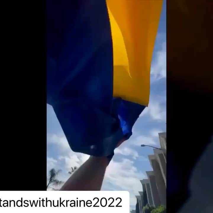 エマニュエル・ベアールのインスタグラム：「With stand with Ukraine 🇺🇦」