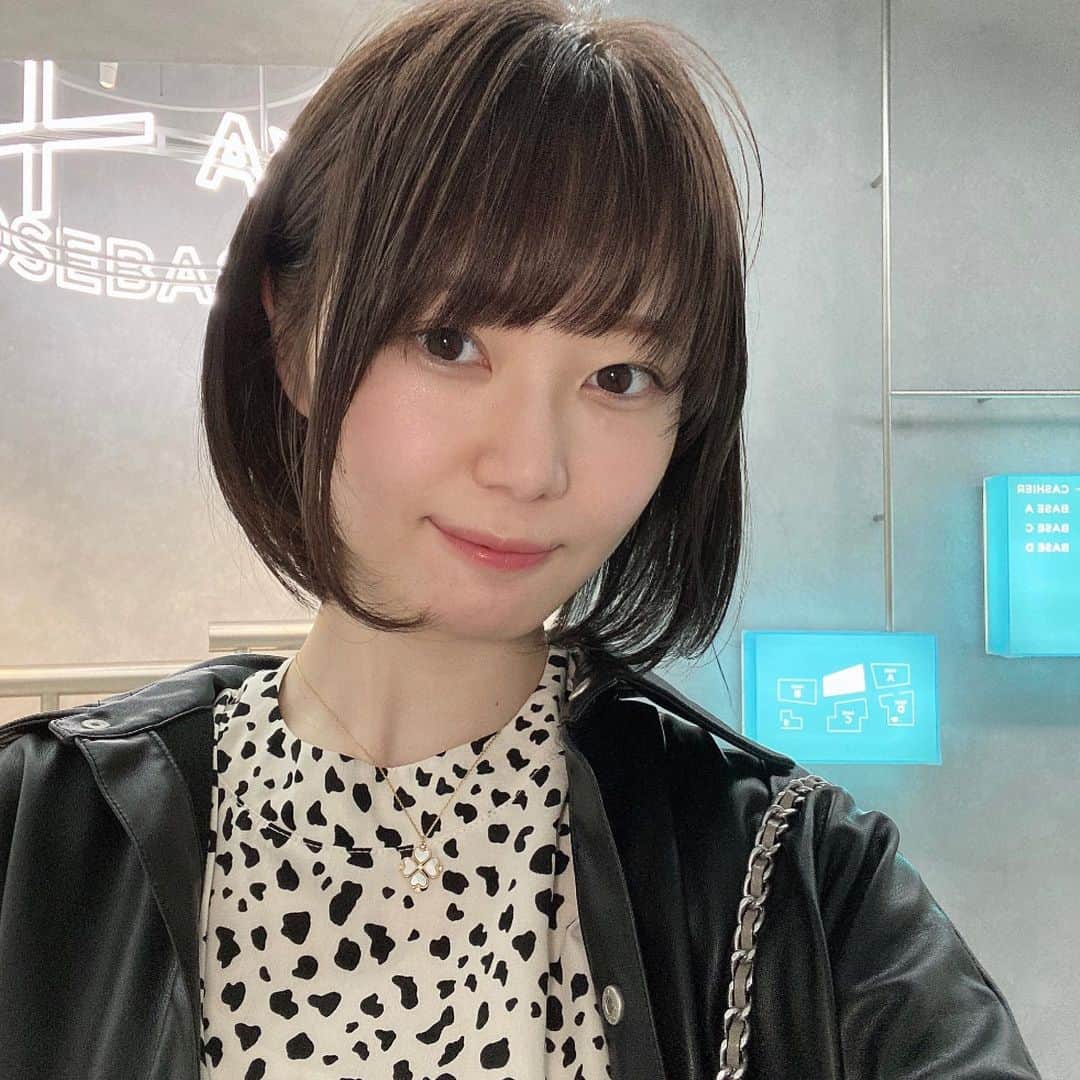 のインスタグラム：「【大イメチェン✨】  モサモサしてた触覚切り落としてサイドバング作った👼💎  慣れてなくてボブみたいに横の毛添えて撮っちゃったけど！全体的に耳かけしても可愛い🌸  あとは眉脱色して、ベースメイクも変えた〜 ニキビ目立ってたからグリーンのコントロールカラーの下地で誤魔化してる✌️  メイク薄いって言われるから、もっとリップの色とか試して開拓したい🥺✨  あとファッションはマジで分からないんだけど、とりあえずsnidel買っておけば間違いは無いですよね....！？！？！？！？」