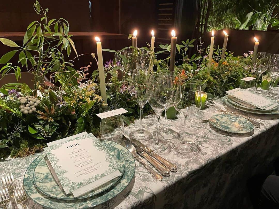 のインスタグラム：「🌿Villa DIOR Tokyo🌿  ご招待ありがとうございます✨  やっと開催されてよかった💕  @dior   #villadiortokyo  #garden #dior #ディオール　 #ディナー #dinner  #🍷 #🍾  #2022 #dior #東京 #写真 #instagram  #ファッション#fashion」