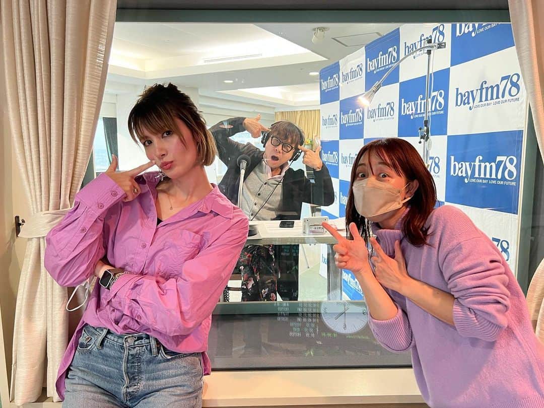 高松チェルシーリナのインスタグラム：「今月で終わりを迎えるBAY⭐︎LINE！にて、伊津野さんの悪行を告発してきました😌💕✨w . Go!Go!ラーメン部というコーナーのレポーターをやさせてもらっていたのですが、コーナーが終わってなんと4年の月日が経っていた！！！🥶 本当にお久しぶりでした💕 . たくさんの思い出がある番組なので、終わってしまうのは本当に寂しい😭 . 最後に出演できて嬉しい限りです🥺💜 久しぶりにラジオでお喋りして、めちゃくちゃ緊張した！！！笑 心優しく聴いてくれた皆様に感謝🤣✨ . 今日含めあと3回放送があるみたいなので、みなさま最後まで聴いてくださいね😆🥺🌈 ありがとうございました😭‼️ . ラーメン屋で水着になった若かりし私の写真も載せておきます😌ww . #bayline#bayfm#ラジオ#千葉#gogoラーメン部」