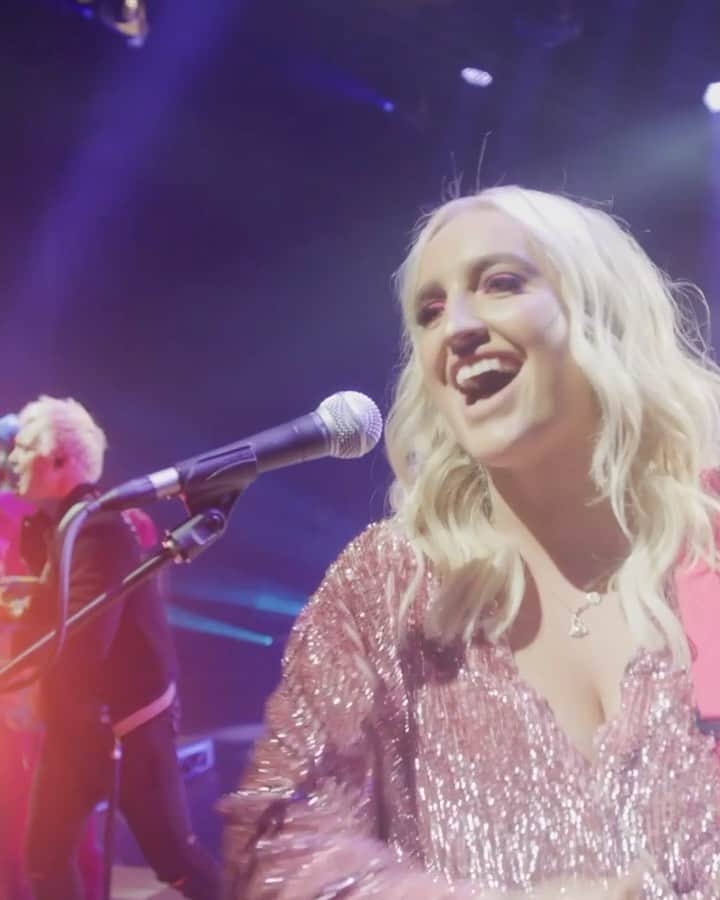 シェパードのインスタグラム：「@kingscliffbeachhotel we are on our way! March 31 for a full show of all our greatest hits plus new music as part of the @greatsouthernnights series! Our special guest for the show is the amazing @itsgenesmusic 💕 We can’t wait to get on stage for you! Tickets selling fast via link in our bio. Don’t miss out!」