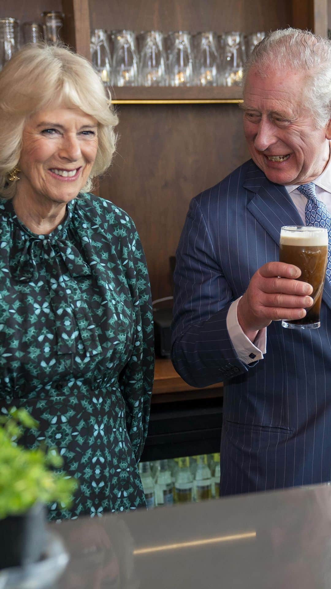 クラレンス邸のインスタグラム：「☘️ Sending warm wishes to all those marking #StPatricksDay today.    Earlier this week, The Prince of Wales and The Duchess of Cornwall visited the Irish Cultural Centre in Hammersmith, London, to learn about @MyICCLondon’s history and meet members of the community who use the centre. The centre has its own auditorium, bar and performance spaces, and promotes community and education programmes.    During the visit, Their Royal Highnesses played a Bodhrán with traditional musicians, attended a singing class with the group, watched a performance of Irish music and dance and met some of the centre’s knitters.   To mark the 25th anniversary of the Irish Cultural Centre, The Prince pulled a pint of Guinness.    The visit to @MyICCLondon comes ahead of Their Royal Highnesses’ visit to the Republic of Ireland next week, from Wednesday 23rd to Friday 25th March. We’ll be sharing updates from the visit throughout the week, so stay tuned.」
