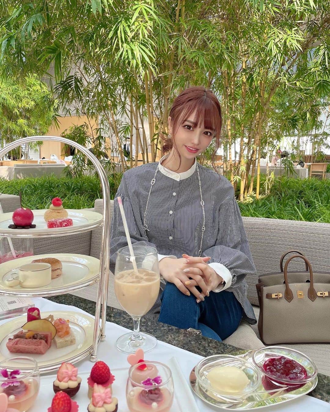 サキ吉さんのインスタグラム写真 - (サキ吉Instagram)「久しぶりにパークハイアットでアフタヌーンティーしてきた☕️🍰✨ 桜とイチゴ🌸🍓可愛かったぁ💕 ． 妊婦コーデにはユニクロのマタニティデニムが大活躍😭💓 お腹ぽっこり出てるのも可愛いよね🥰笑 ． ． ． ． ． ． #アフタヌーンティー #パークハイアット東京 #新宿カフェ #新宿グルメ #新宿ランチ #uniqlo #ユニクロコーデ #アーバンリサーチ #urbanresearch #バーキン25 #birkin25 #hermes #パーソナルオーダー #poバーキン #プレママ #新米ママ #女の子ママ #令和4年ベビー #プレママさんと繋がりたい #マタニティ #妊婦生活 #安定期 #初マタ #マタニティ記録  #安産祈願 #妊活 #不妊治療 #マタニティコーデ」3月17日 18時36分 - sakikichi1201