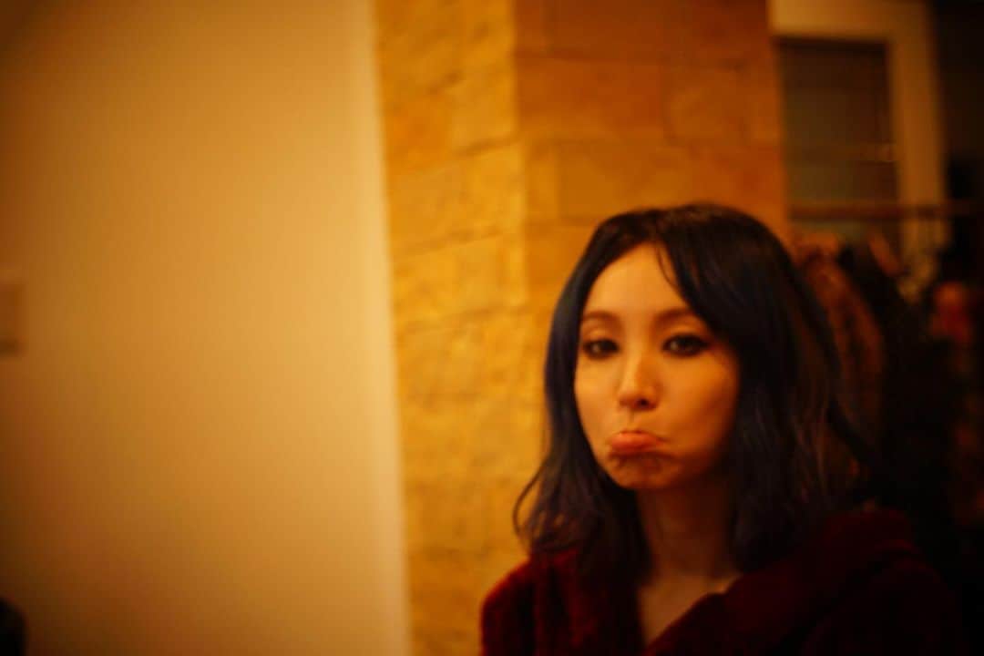 のインスタグラム：「毎日いろいろあるけど、いろいろあって当然。 モヤモヤした感じを表現出来る絵文字を、ずっとスクロールして探してた。 「いろいろあってとうぜん。お知らせやわ、ありがたい、ありがたい。」私のお母さんの口癖。 何にもない日って、つまんないけど、時にありがたい。 欲張りだなぁ。 でも、一回だけ大きなため息つかせて🌀🌀😩💨吐いた分は後から美味しく吸い込んどく🥱大丈夫。きっとどれもこれも大丈夫。 みんな今日もお疲れ様。おやすみなさい。」