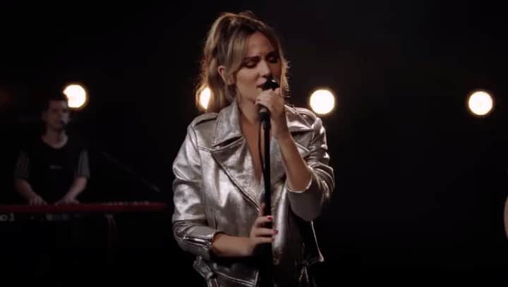 エドゥルネのインスタグラム：「Qué ganas tengo que cantaros en los conciertos 👯‍♂️👯‍♂️ Por fin podré presentar en directo todos los temas de la etapa “Catarsis”. Cuál no puede faltar?  Os espero el 3 de abril en el Teatro Eslava (entradas ya a la venta!) 🌸🌼🌸🌼🌸🌼」