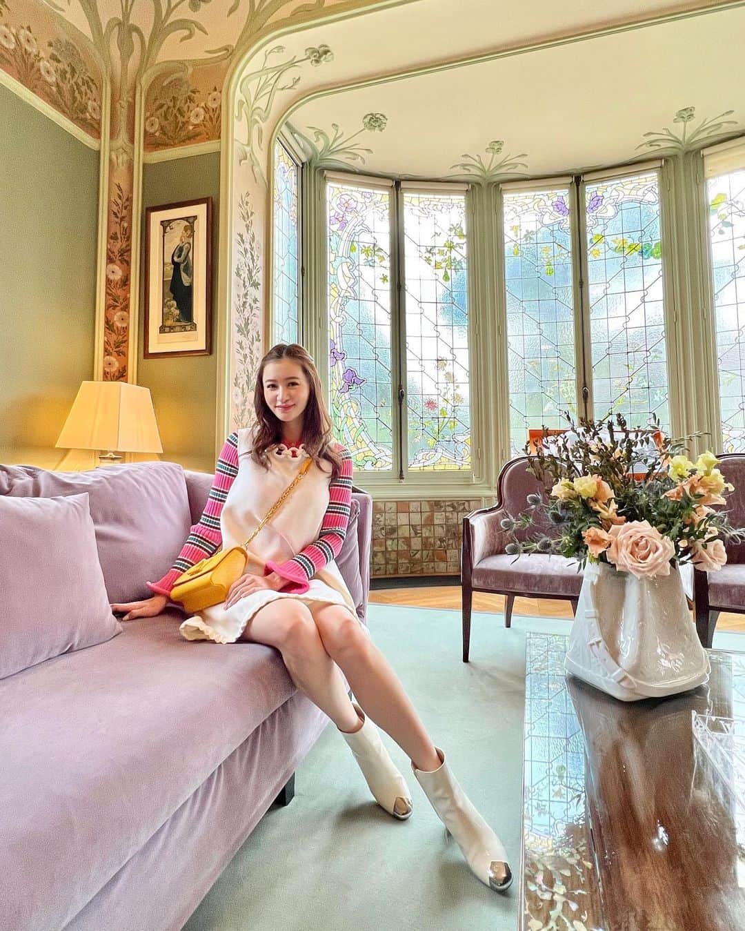 平山美春のインスタグラム：「@louisvuitton Asnières atelier🧳✨ ルイ・ヴィトンというブランドを創業してから初のアトリエを作った場所がアニエール✨創業者の邸宅もアトリエに併設されていて、今でも世界中のトランクがここで作られています😊 . 2年ぶりに念願かなって訪問させていただきました🌼スペシャルオーダー等も作っているため写真はNGでしたが、どのような工程でトランクが出来上がるのか、そして数えきれない皮の数々も見せていただき、それぞれの職人さんともコミュニケーションを取って、ルイ・ヴィトンのブランドの真髄に触れられた貴重な時間でした🙏 . 職人さんは何十年と働いている方がたくさんいらっしゃって、みんなフランクに色々話してくださったり、ルイヴィトンの釘をくれたり☺️私のオーダーしているトランクもここで作られたのかぁ…と感慨深い気持ちになりました✨ 日本の歌舞伎デザインのトランクもオーダーがたくさんあるようで、アトリエでたくさん見かけました😊 スニーカー専用、ドールハウス専用、などなど用途が数えきれないくらいあるトランク✨オーダーしていたトランクが届いたら見るたびに職人さんの方々のお顔を思い出すだろうなと思います😊🌼 . 最初に見学させていただいた邸宅はアール・ヌーヴォー調の内装で日本からもたくさん影響を受けているんだよって教えていただき、日本人としてとっても誇らしかったです💐 本当にありがとうございました😊 . #louisvuitton #vuitton #lv  #lvfw22 #paris #france  #fashion #fashiongram #instafashion  #asnieres #pfw #pfw22  #パリ #ルイヴィトン」