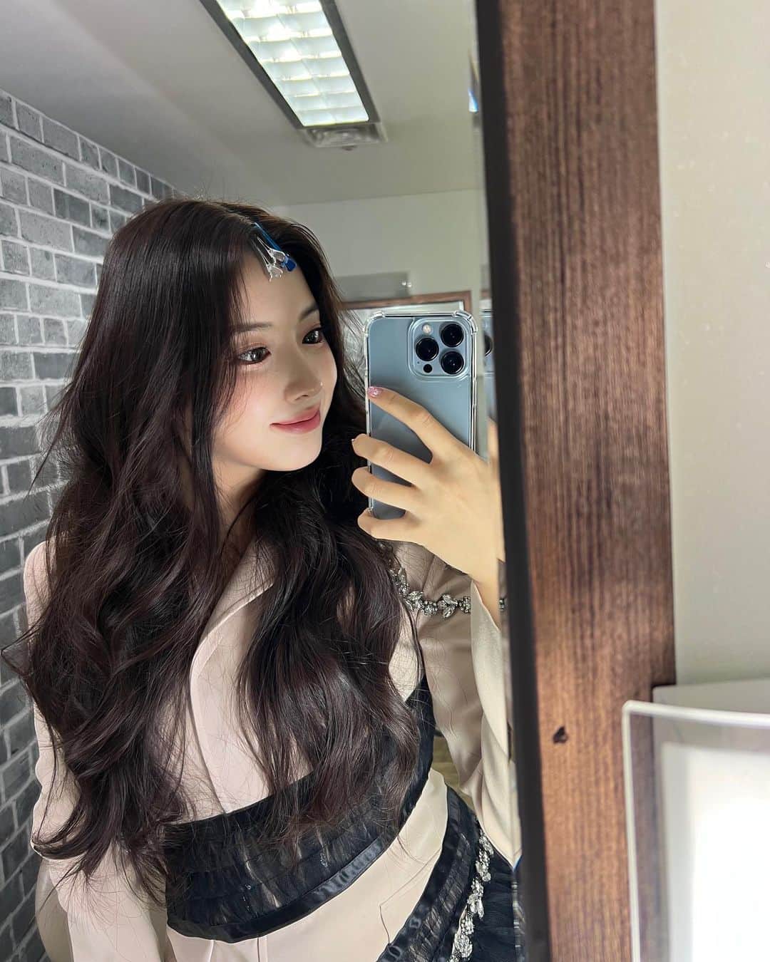 NMIXXさんのインスタグラム写真 - (NMIXXInstagram)「저번에 못 올린 사진들 지금 올려요!! 저녁 맛있게 드세요!! 엔써❤️ #NMIXX #엔믹스 #NSWER #지우 #JIWOO #쮸스타그램 #지지난주_뮤직뱅크🎤 #어떤_각도가_잘_나오지..?! #열심히_찍찍📸」3月17日 20時33分 - nmixx_official