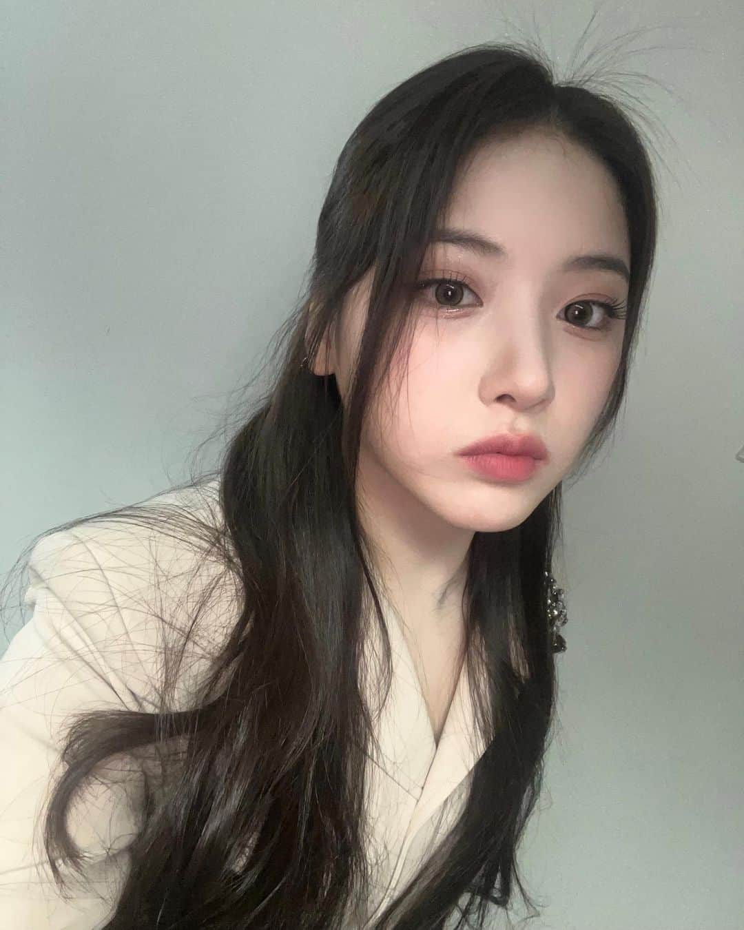 NMIXXさんのインスタグラム写真 - (NMIXXInstagram)「저번에 못 올린 사진들 지금 올려요!! 저녁 맛있게 드세요!! 엔써❤️ #NMIXX #엔믹스 #NSWER #지우 #JIWOO #쮸스타그램 #지지난주_뮤직뱅크🎤 #어떤_각도가_잘_나오지..?! #열심히_찍찍📸」3月17日 20時33分 - nmixx_official