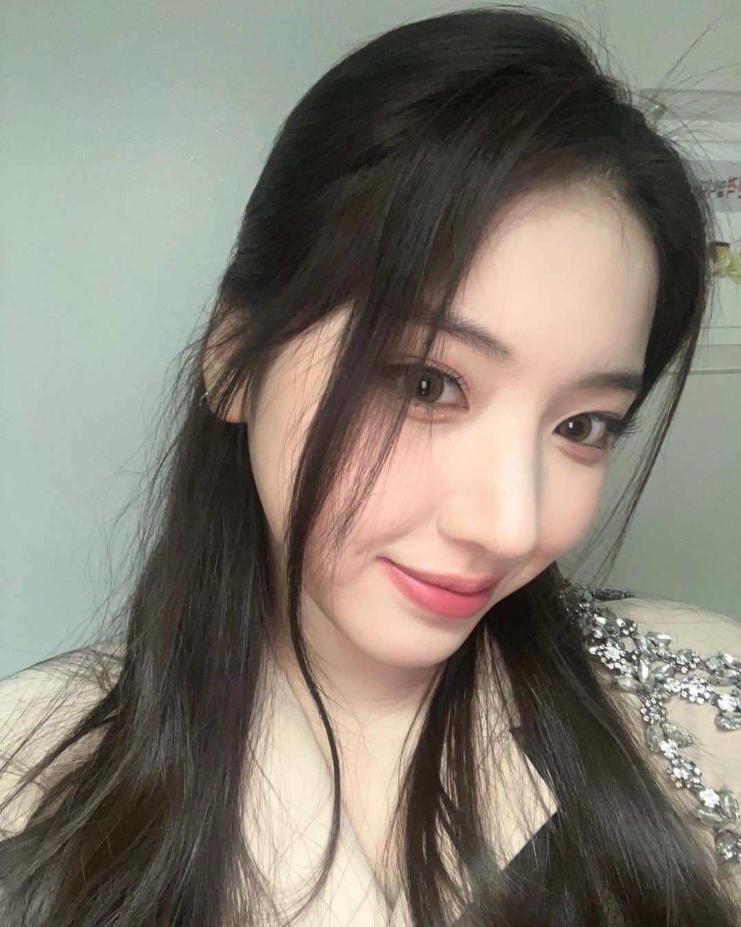 NMIXXさんのインスタグラム写真 - (NMIXXInstagram)「저번에 못 올린 사진들 지금 올려요!! 저녁 맛있게 드세요!! 엔써❤️ #NMIXX #엔믹스 #NSWER #지우 #JIWOO #쮸스타그램 #지지난주_뮤직뱅크🎤 #어떤_각도가_잘_나오지..?! #열심히_찍찍📸」3月17日 20時33分 - nmixx_official