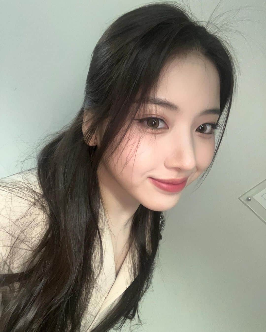 NMIXXさんのインスタグラム写真 - (NMIXXInstagram)「저번에 못 올린 사진들 지금 올려요!! 저녁 맛있게 드세요!! 엔써❤️ #NMIXX #엔믹스 #NSWER #지우 #JIWOO #쮸스타그램 #지지난주_뮤직뱅크🎤 #어떤_각도가_잘_나오지..?! #열심히_찍찍📸」3月17日 20時33分 - nmixx_official