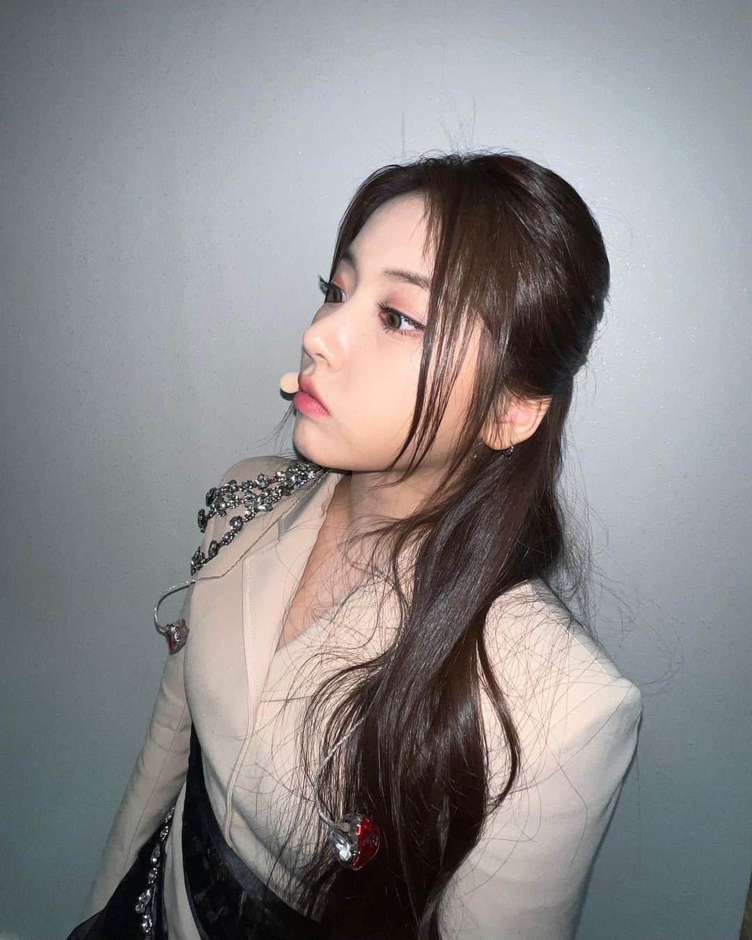 NMIXXさんのインスタグラム写真 - (NMIXXInstagram)「저번에 못 올린 사진들 지금 올려요!! 저녁 맛있게 드세요!! 엔써❤️ #NMIXX #엔믹스 #NSWER #지우 #JIWOO #쮸스타그램 #지지난주_뮤직뱅크🎤 #어떤_각도가_잘_나오지..?! #열심히_찍찍📸」3月17日 20時33分 - nmixx_official
