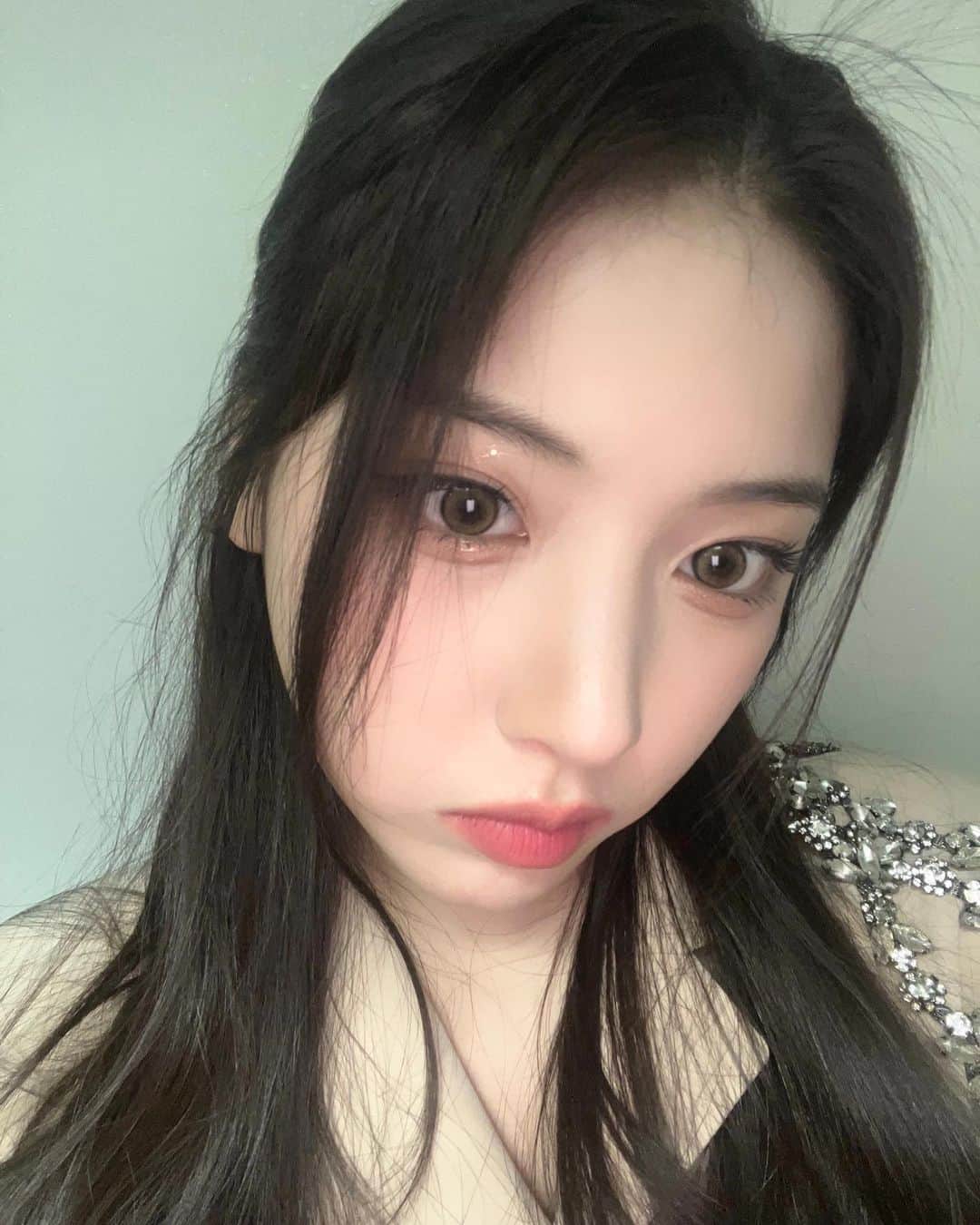 NMIXXさんのインスタグラム写真 - (NMIXXInstagram)「저번에 못 올린 사진들 지금 올려요!! 저녁 맛있게 드세요!! 엔써❤️ #NMIXX #엔믹스 #NSWER #지우 #JIWOO #쮸스타그램 #지지난주_뮤직뱅크🎤 #어떤_각도가_잘_나오지..?! #열심히_찍찍📸」3月17日 20時33分 - nmixx_official