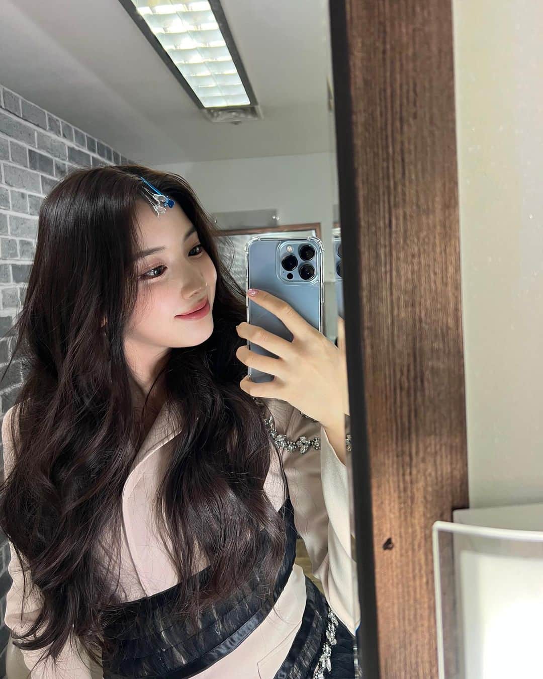 NMIXXさんのインスタグラム写真 - (NMIXXInstagram)「저번에 못 올린 사진들 지금 올려요!! 저녁 맛있게 드세요!! 엔써❤️ #NMIXX #엔믹스 #NSWER #지우 #JIWOO #쮸스타그램 #지지난주_뮤직뱅크🎤 #어떤_각도가_잘_나오지..?! #열심히_찍찍📸」3月17日 20時33分 - nmixx_official