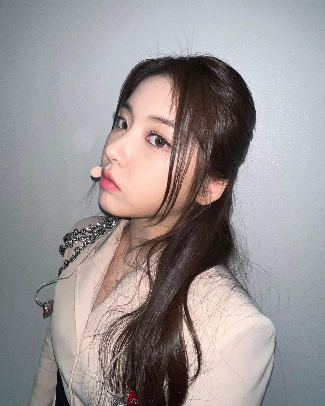 NMIXXさんのインスタグラム写真 - (NMIXXInstagram)「저번에 못 올린 사진들 지금 올려요!! 저녁 맛있게 드세요!! 엔써❤️ #NMIXX #엔믹스 #NSWER #지우 #JIWOO #쮸스타그램 #지지난주_뮤직뱅크🎤 #어떤_각도가_잘_나오지..?! #열심히_찍찍📸」3月17日 20時33分 - nmixx_official
