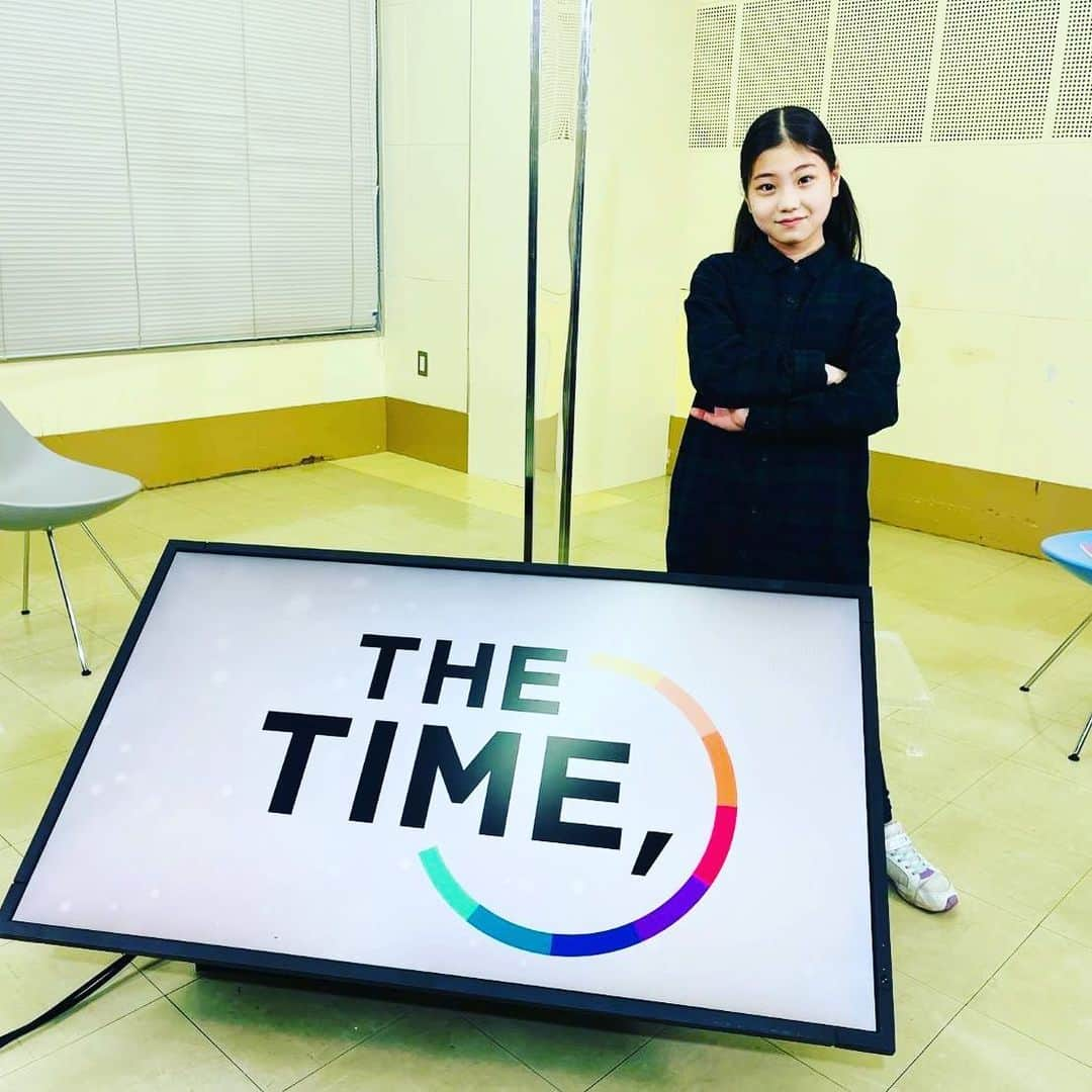 毎田暖乃のインスタグラム：「＼明日3月18日(金)は／ 　　　↓↓↓↓↓  あさ5時20分〜 #TBS 『 THE TIME, 』にて #香川照之 さんと対談させていただいた様子が放送されます🙇‍♀️ ※生放送につき変更の可能性があります  そして‼️ よる10時からは『妻、小学生になる。』 第９話(最終回/前編)をぜひご覧ください💐  #thetime_tbs 🐣 #妻小学生になる  #つましょー 🎒 #TBS  #金曜ドラマ  #毎田暖乃  #ルート」