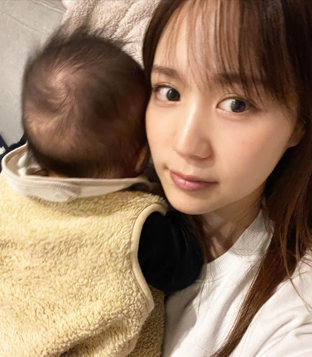 宮内ひかるのインスタグラム：「⁡ ⁡ ⁡ 後ろ姿かわい！ ⁡ ⁡ ⁡ #きれいなつむじ   寝ながら頭ぶんぶんするから ちょっと禿げてる🤣」