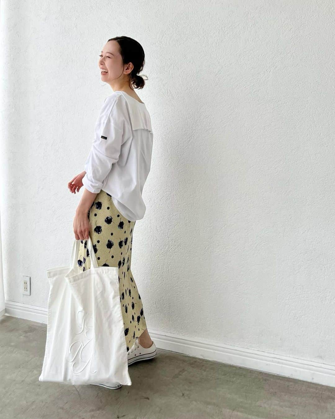 はれこのインスタグラム：「昨日の私服🌷 カットソーとスニーカー合わせも可愛いスカート🐣 荷物多い日はとりあえず エコバッグにポイッて全部入れます🍞🐥  ヒロアカの漫画全部読んで、 アニメも5期まで全部観ました🦸‍♀️ 久しぶりに何かにどハマり出来て嬉しいです😭 (推しは飯田くんです👓)  -  tops @leminor.fr  no.22070210000210 Le minor セーラー (Spick and Spanで同じもの販売していました🍏)  skirt @iena_jp  no.22060900401110 ドットフラワーバイヤススカート (baycrew's storeで追加予約受付中🌼)  -  #iena #イエナ #baycrews #ベイクルーズ #2022ss #はれこ私服まとめ」