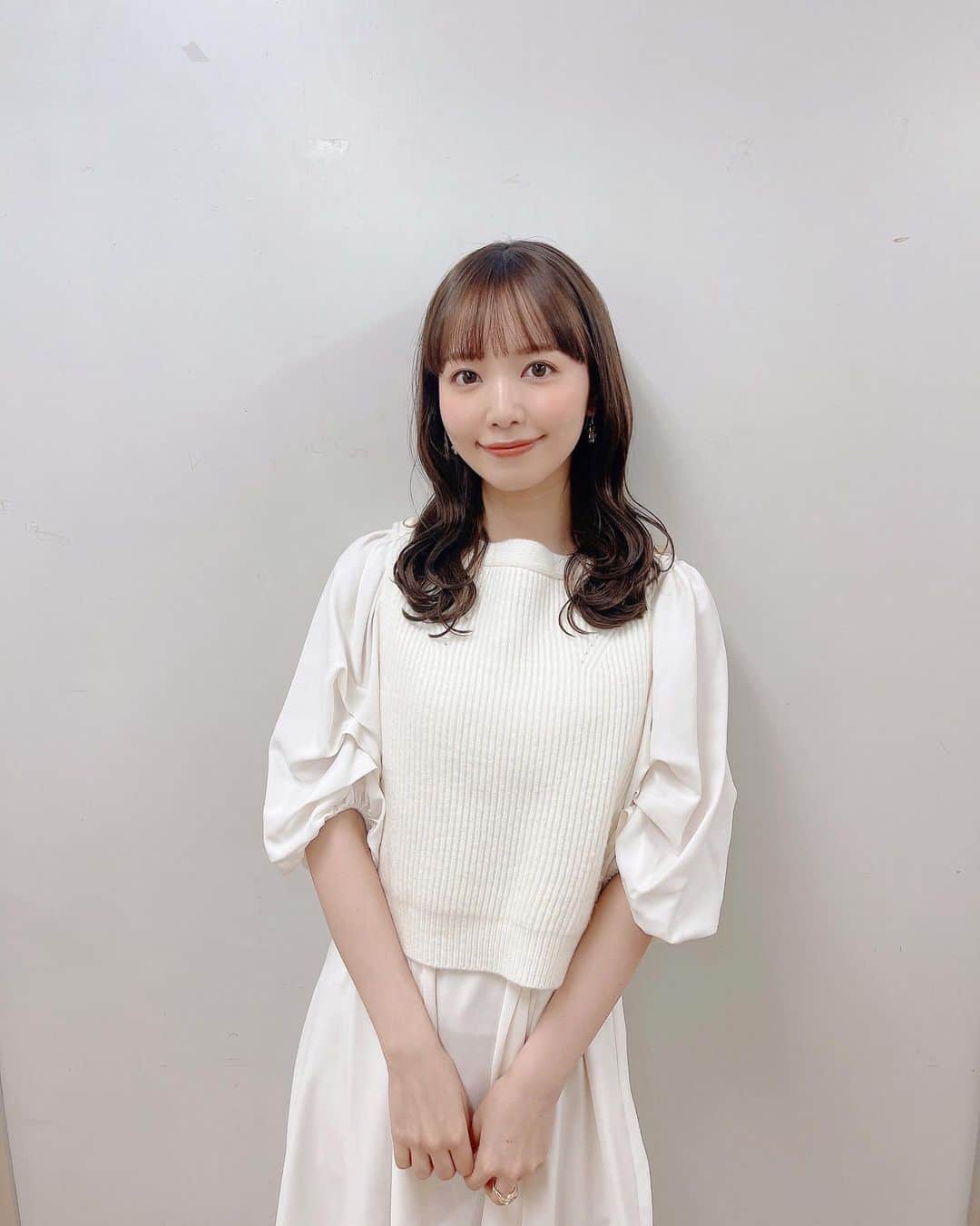 のインスタグラム：「. . 大阪場所は毎日波乱がありますね！！ 誰が優勝するか分からなくて楽しい最高！！  明日はNHKニュース 「おはよう日本」に出演します😌 朝6時台の登場予定です。  大相撲ブログも毎日更新中です🕊 チェックして下さると嬉しいです♡ . . #おはよう日本 #nhk #celford #セルフォード #ワンピース #ミディアムヘア #山根千佳」