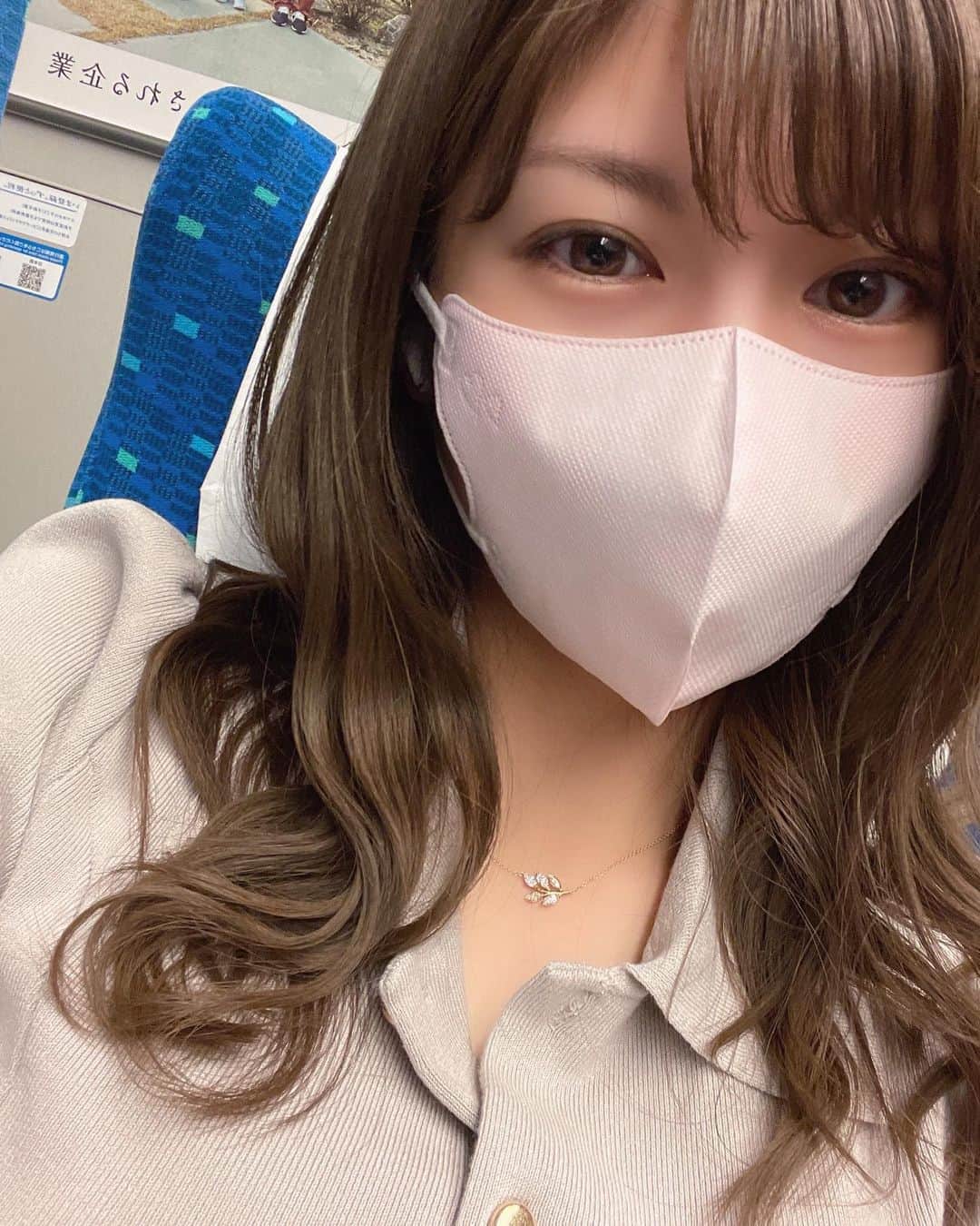 熊林保奈美のインスタグラム：「* . 明日から大阪でお仕事の為前入り🚅  新幹線乗る前に 3月末期限のスタバのアンケートレシート使って 昨日発売の飲もうと思ったら 激混みで時間間に合わなくて断念😭 なんなら飲みたかったコーヒー牛乳の方 もはや売り切れてた🥲飲みたかった…  1週間いるから 大阪いる人会えたら会いたいなぁ🥺 あ、あと一回はたこ焼き食べたい！ . . * #モデル #撮影会モデル #ポートレートモデル  #model #サロンモデル  #熊林保奈美 #道産子 #Japanesegirl #instalike #맞팔  #selfie #selca #me #followme #cocodeal」