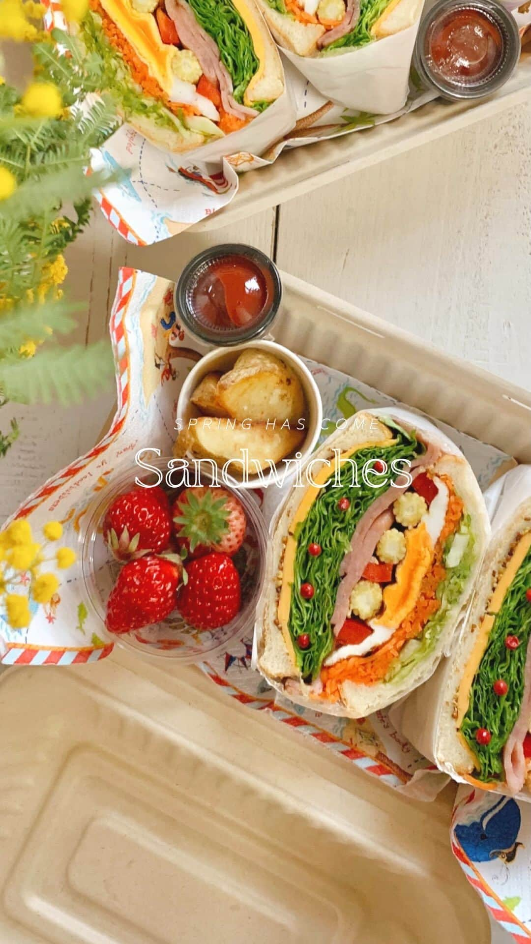 misatoのインスタグラム：「・  𝘚𝘢𝘯𝘥𝘸𝘪𝘤𝘩🥪🌼 . . 𝙶𝚎𝚖𝚖𝚒𝚗𝚢'𝚜で食べたサンドイッチが 美味しくて自分でも作りたい熱が止められず 旦那と長男のお弁当に作ったよ♡ . . お花みたいな切り口のベビーコーンを入れて 春らしい⁇わんぱくサンド🌼 . . 作るの楽しかったから 動画撮れば良かったなぁ…なんて思ったので 早速、翌日撮ってみました🎥♬ . レタスが雪崩を起こしたり CUTする方向がわからなくなって あたふたしたりと 相変わらずドタバタだったけど よかったら見てね☺︎ ⚠️写真と動画は別の日なので 具材が少し違います☺︎ . . 作る時のポイントは… ✔︎切る方向を間違えない(一番大事) ✔︎真ん中に集中して具材を盛る ✔︎ラップ後、馴染ませてからカットする✂︎ ✔︎具材の水分はしっかりきる ✔︎ベチャっとしないためにバターを塗る . . 最初にパンをトーストしたけど しなくてもきっと美味しいはず♡ . 具材は無限大だから他にも 色々試してみよーっと🥪❤️ . . -----------------------------  【材料】※写真の🥪 ◼︎食パン8枚切り　2枚 ◼︎マスタード ◼︎バター ◼︎フリルレタス　好きなだけ ◼︎キャベツ　塩もみしてお酢とカレー粉 ◼︎人参ラペ　 ◼︎チェダーチーズ　3枚 ◼︎ベビーコーン　３本　バター醤油ソテー ◼︎卵　1つ(目玉焼き🍳) ◼︎ハムとかベーコン　3枚 ◼︎パプリカ  -----------------------------  最後にブラックペッパーや 彩りでピンクペッパーを乗せてもかわいいよ♡ みんなも作ってみてね👩‍🍳 . . . . . #わんぱくサンド弁当 #わんぱくサンド#サンドイッチ#弁当#お弁当#お弁当記録 #お弁当作り楽しもう部 #お弁当作り #息子弁当#旦那弁当#夫弁当#沼サンド#萌え断#萌え断サンド #lunchbox#lunch#sandwich」