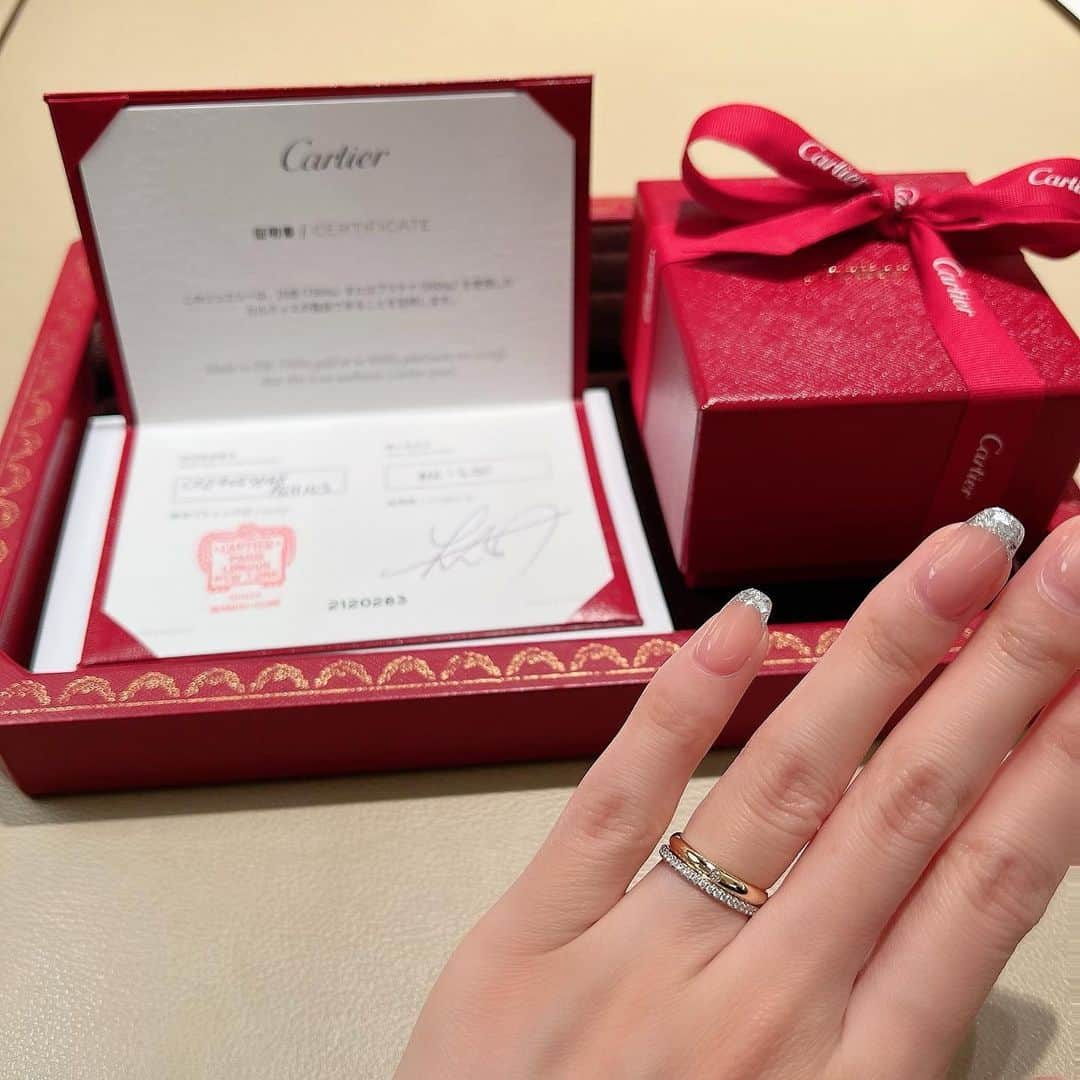 岩城まりこのインスタグラム：「ホワイトデーのプレゼントは指輪💍 ⁡ 結婚指輪はプラチナだけど、時計はゴールドを付ける事が多くて、ゴールドの指輪を重ね付けしたかったから嬉しい🎁 ⁡ そしてホワイトデーディナーは外食じゃなくて、手作りご飯をお願いした。 ⁡ 私の好きなご飯ばかりの高カロリー食🍴 デザートはオレオ入りのレアチーズケーキ🎂 美味しい。嬉しい。 ⁡ 子供生まれてからつい子供ばかりになってしまうけど、彼にももっと優しくしようと思った1日でした🥺 ⁡ ありがとう💓 ⁡ ⁡ ⁡ ⁡ 🏥SHERIE CLINIC新宿本院 📍東京都新宿区歌舞伎町2-26-10-4F 📱クリニックアカウント @sherie_clinic  ⁡ 🏥SHERIE CLINIC福岡院 📍福岡県福岡市中央区天神2-7-14-4F 📱クリニックアカウント @sherie_fukuoka ⁡ ⁡ #育児日記 #赤ちゃんのいる生活 #新米ママ #ベビスタグラム #ig_baby #男の子ママ #女の子ママ #育児記録 #ママライフ #ママさん #働くママ #女社長 #女性社長 #キャリアウーマン #社長 #経営者 #旦那飯 #旦那大好き #旦那飯 #働く女性 #ママコーディネート #ママと息子 #ママ友募集 #美容 #新宿 #ナース #美容ナース #看護師 #美容看護師 #ホワイトデー #ホワイトデーお返し」