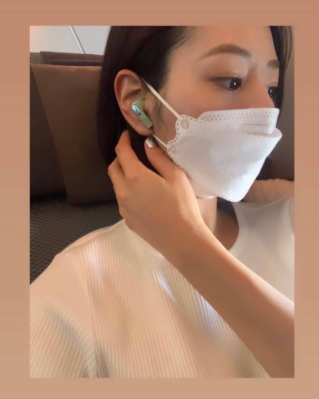 信長ゆかりのインスタグラム：「. 長旅のおとも。  着け心地がよくて 長旅だったけど耳痛くならなかった♡  プラスチック使ってないのと ころんとした肌触りが良き....🌿  ⭐︎こちらのクーポンコードで割引してもらえます  03yu_k  Thank you @sudio 🌱 #sudio #shapingsound#PR #sudiojp #sudioE2#イヤフォン#寝癖」