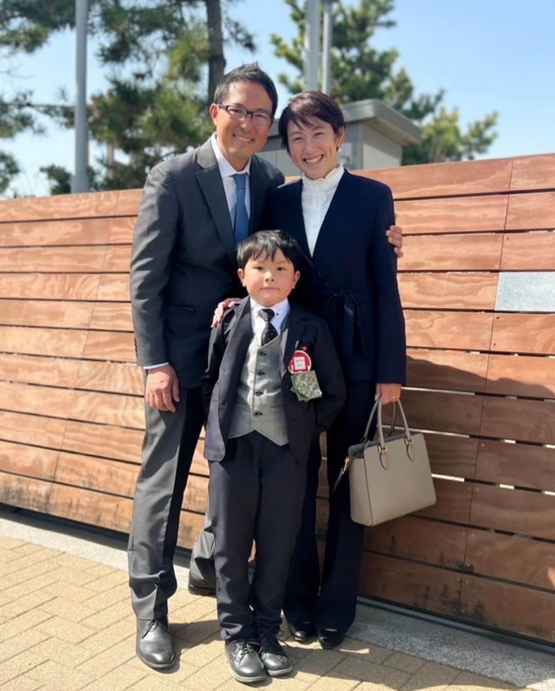 のインスタグラム：「昨日は悠の卒園式✨ 始まりのピアノの演奏から🎹 涙涙で涙が止まらず😭😭  子どもたちと先生方のサプライズで 作詞　子どもたち60名 作曲　担任の先生方 と何とも粋なサプライズ🎁 【いつもありがとう】というお歌のプレゼントが…😭😭😭 歌詞もメロディーも最高過ぎて涙が止まりませんでした。 本当に先生方に温かく見守られて子どもたちは大きく成長しました✨ 感謝してもしきれません。 ありがとうございました🥰🥰」