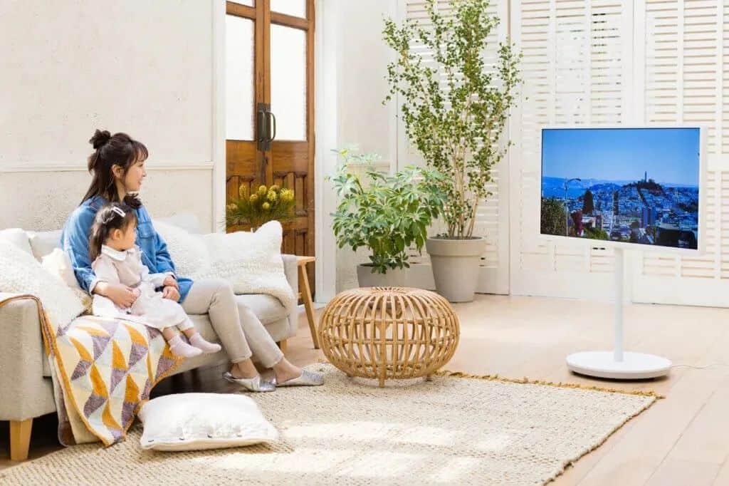 小野恵美のインスタグラム：「【お知らせ】 LEEweb @magazinelee にて公開中🎉  パナソニック @panasonicjp レイアウトフリーテレビのタイアップ広告にて、モデルをさせていただきました✨  なんと娘も一緒に🥰 動き回る2歳児との撮影は、皆様に助けていただいて撮れた奇跡の一枚かと🤣感謝です。 娘も慣れない環境で、頑張ってくれました！  レイアウトフリーということで、どこにでも移動可能なテレビ！ デザインだけでなくコード収納や、コンセントの工夫まで、さすがパナソニック👏  私も記事の中で感想をコメントさせていただきましたので、ぜひ読んでみてください✨✨  #lee #leeweb #leeキャラクター #モデル #読者モデル #広告 #パナソニック #Panasonic #テレビ #液晶テレビ #レイアウトフリー #レイアウトフリーテレビ #家電」