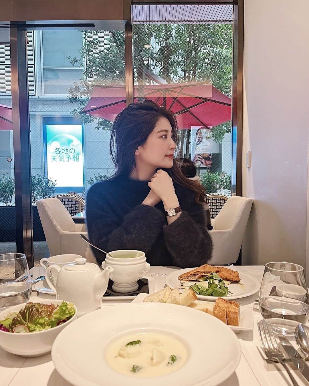 斎藤めぐみのインスタグラム：「先週行った FAUCHON LE CAFE💗  パリ気分でゆっくりできる おしゃれカフェ☕️  すでにファスティングの準備期間が始まってたから サラダにしておこうか悩んだけど、 デザートとカフェまで付く ランチコースがお得だったので ポークカツレツセット頼んじゃった😋笑  話足りなかったからまたすぐ行こう❤️ @kyoko_tojo   #fauchonlecafe #fauchon #lunch#cafe#paris#日本橋高島屋#ランチ」