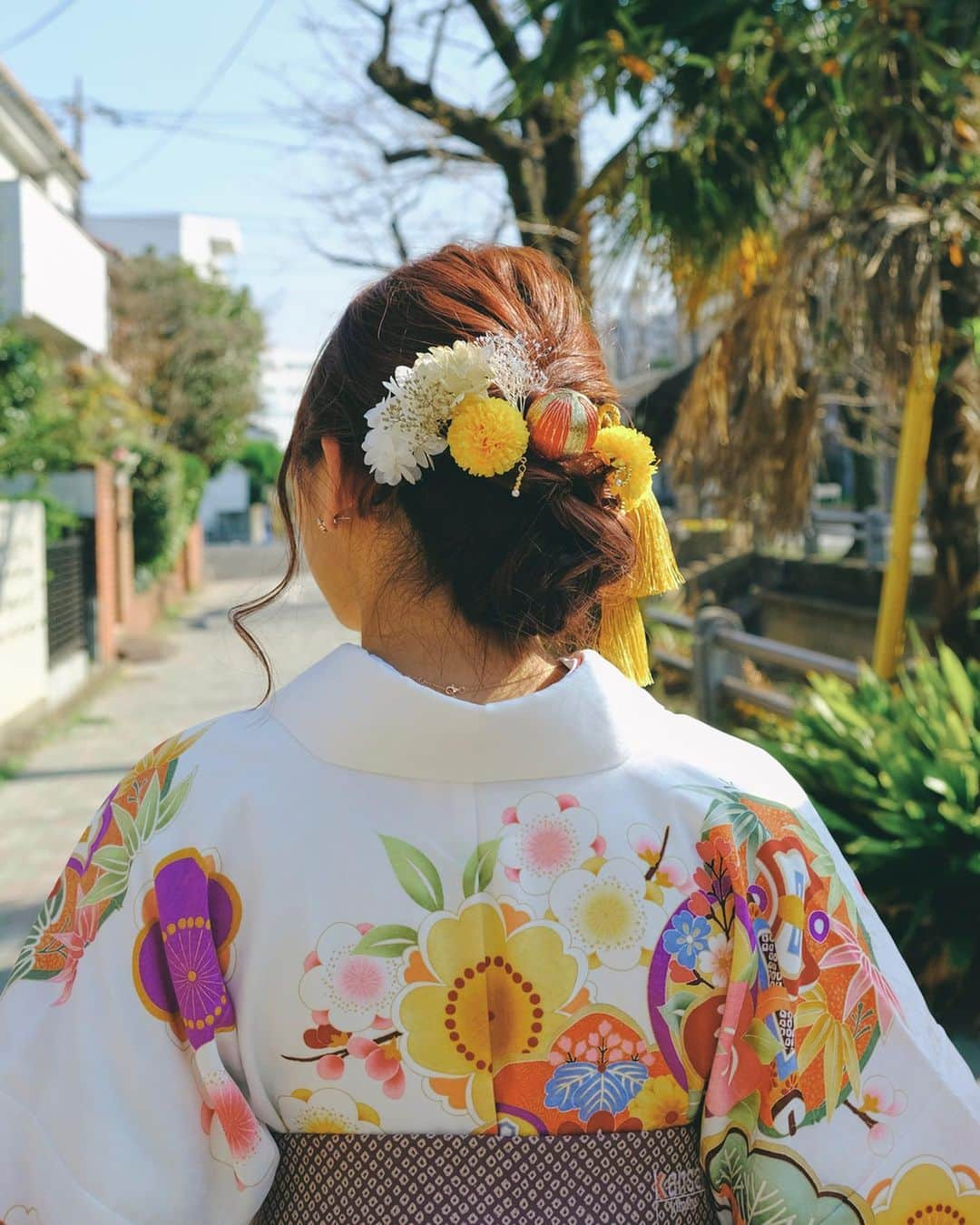 東晟良のインスタグラム：「可愛いくて素敵な袴ありがとうございました👘💛✨✨✨@kimonosuzunoya  📸カメラマンさん達素敵な写真ありがとうございました😻🔥  #卒業#卒業式#袴#髪飾り#日本体育大学#鈴乃屋 さん #写真#カメラ#卒業式写真」