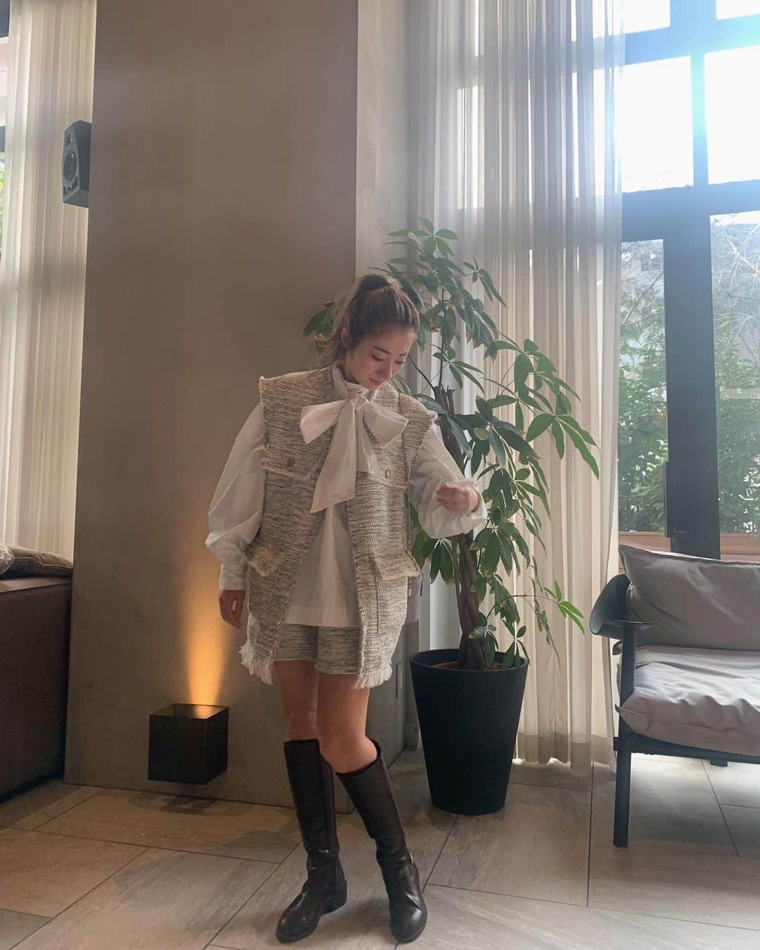 のインスタグラム：「・ ツイードでオーバーサイズってとこが甘くなり過ぎなくてめちゃくちゃ良い🤍🤍🤍 セットアップとしてはもちろん、単品使いでも着回しが効くから大のお気に入り😍 ・ セットアップ/ブラウス　@myine_my  ブーツ @hiand_official  バッグ @chanelofficial  ・ #ツイード #ツイードジャケット #セットアップ  #153cmコーデ #低身長コーデ#fashion #outfit #ootd #cordinate #simple #mamafashion #sサイズコーデ #シンプルコーデ #ファッション　#コーディネート#ママコーデ #ハイトーンカラー #ハイトーン#カジュアルコーデ #大人シンプル #30代ファッション#全身コーデ#着回しコーデ#myine#hiand#chanel」