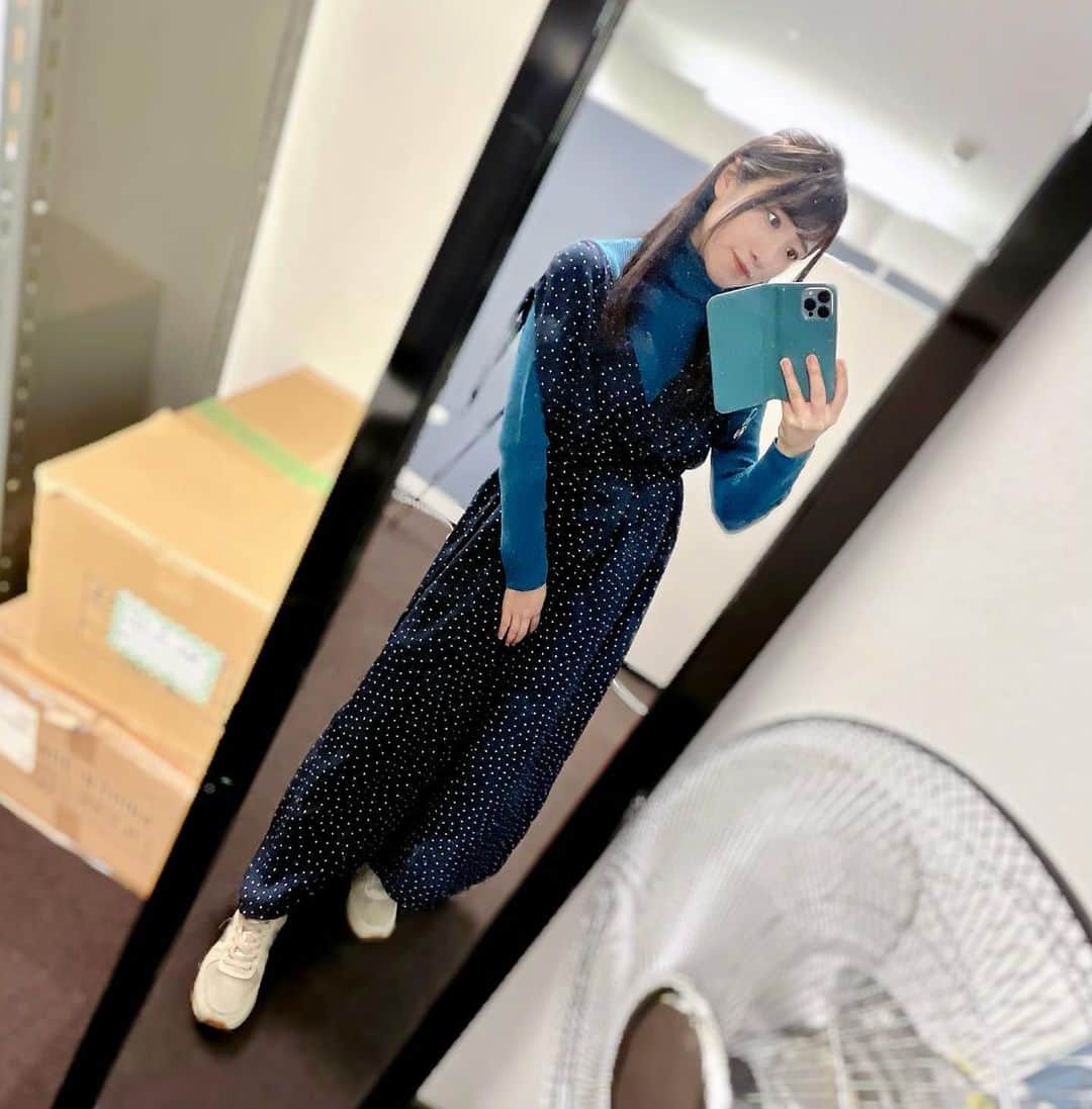 加藤一華のインスタグラム：「. まっさお〜💙🦋🧵💠  いちなるハウスのアボカド🥑 こんなに育ちました！🌿  #ootd #ブルーコーデ  #青コーデ #アボカド #低身長コーデ #プチプラコーデ #スニーカーコーデ #GUコーデ #最後は謎のカマキリポーズ #花粉症つらいよ #ポケットティッシュが手放せません」