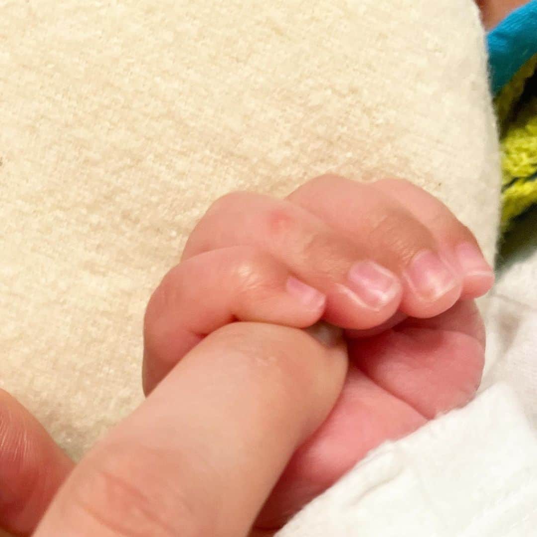 加村真美のインスタグラム：「世界が平和でありますように。 って願わずにはいられない瞬間  幸せを噛み締めた日。  #甥っ子に初対面 #長い時間この日をまってた #後から動画みなおしてドン引きするほど号泣しました」