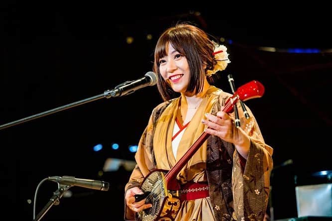 鈴華ゆう子のインスタグラム：「初めてライブで三線の弾き語りをしました！ 沖縄へ想いを馳せて。 安里屋ユンタ。 本当に好きな曲。  #鈴華ゆう子  #yukosuzuhana  #華風月  #和楽器バンド  #Wagakkiband  #三線  #安里屋ユンタ  #沖縄民謡  #sanshin」
