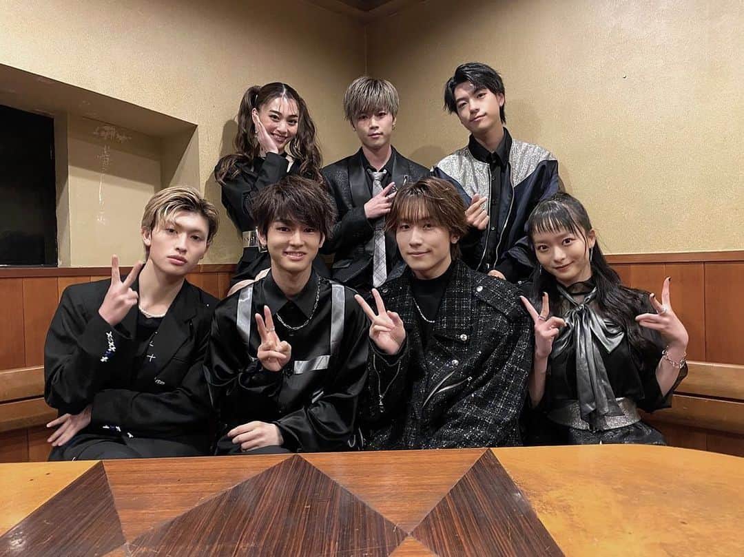 のインスタグラム：「⁡ ⁡【GENIC LIVE HOUSE TOUR 2022 -We Gotta Move-】 ⁡ 昨日の金沢公演を終え、 ツアー完走させて頂きました！！🙇🏻‍♀️🔥✨ ⁡ みんなで完走できた事に感謝の気持ちでいっぱいです。 GENIminの皆さま、スタッフの皆さま、メンバーのみんな、 ありがとうございます！！！🙇🏻‍♀️💐 本っっ当に幸せな期間でした…。 今までで一番あっという間に感じた1ヶ月間だったかも しれないです、笑 ⁡ 9都市('v') 各地方のGENIminさんとお会いできて嬉しかったなあ…！！🫧 ⁡ 制限がある中でも皆さん一緒に思いっ切り楽しんで下さって、 心と音楽で繋がれたというか、 より強い絆が築かれていくのを 身をもって感じました…。幸 このツアーにかける想いやGENIminさんへの想いが 少しでも皆さんの心に届いていたら嬉しいです☺︎ ⁡ 今年の夏には2ndアルバム、そして7月からそのアルバムを 引っ提げた3rd TOUR開催の発表もございました！！ こうしてまた新しい発表をさせて頂けるのも、 皆さまの支えのお陰です。 そんな最大の感謝と共に、 まだまだまだGENIC止まりません。🔥 これまでより更にエンジンをかけて 駆け抜けていきたいと思います！！ ⁡ 今年の夏も私たちと一緒に過ごしましょう🤭 ⁡ これからもGENICの応援を宜しくお願い致します！！🙇🏻‍♀️✨ ⁡ 皆さんだいすきです！！！ 本当にありがとうございました！！🙇🏻‍♀️💐🖤 ⁡ #WGM_2022 #GENIC #宇井優良梨」