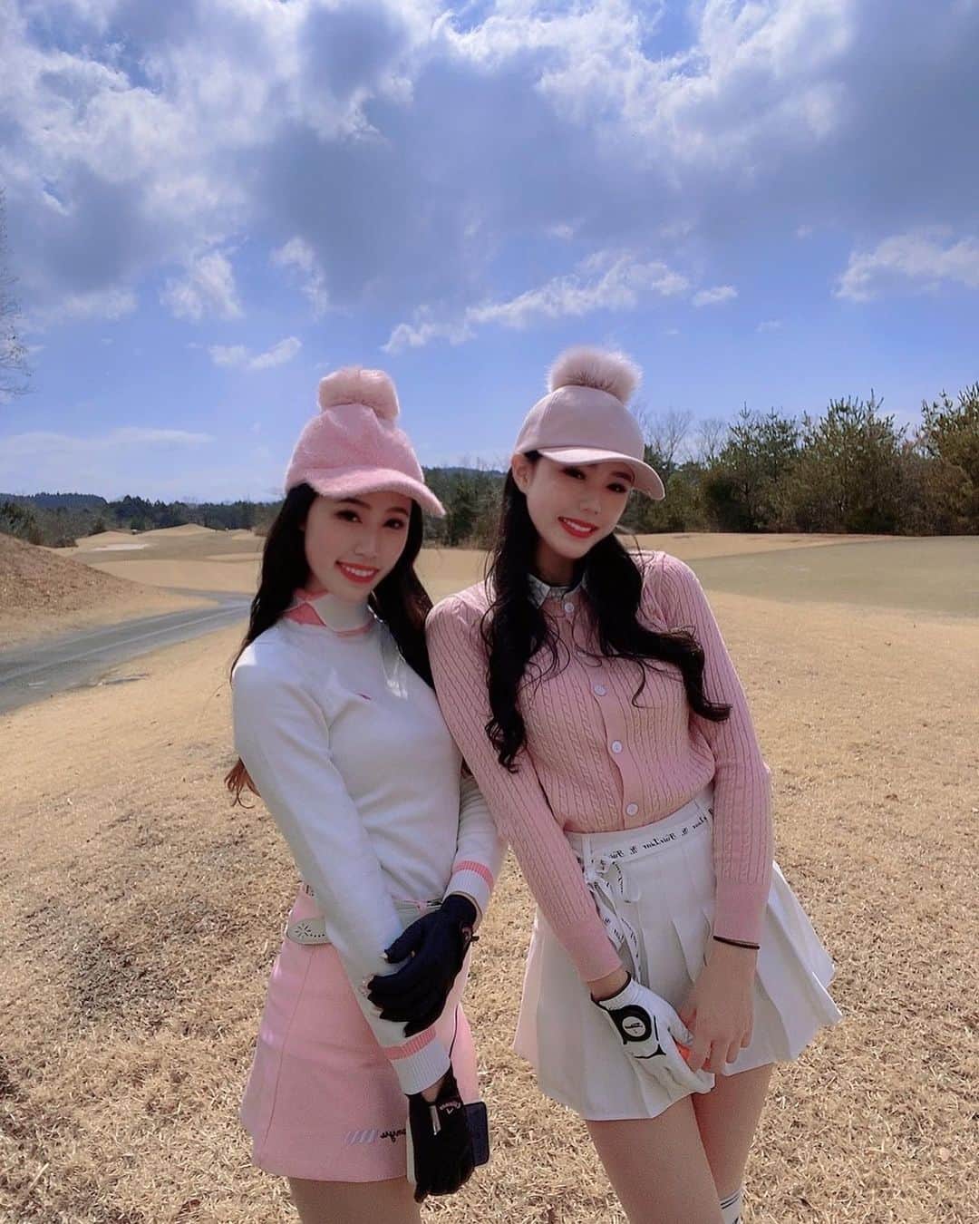 真木しおりのインスタグラム：「姉妹ゴルフ⛳️  #ゴルフ#ごるふ#golf#골프 #ゴルフウェア #ゴルフ女子#ラウンド#ゴルフ動画#골프웨아#골프스타그#golfstagram#golflife#golfswing #골프웨어 #골프스윙 #골프여자#インスタゴルフ#関西ゴルフ」