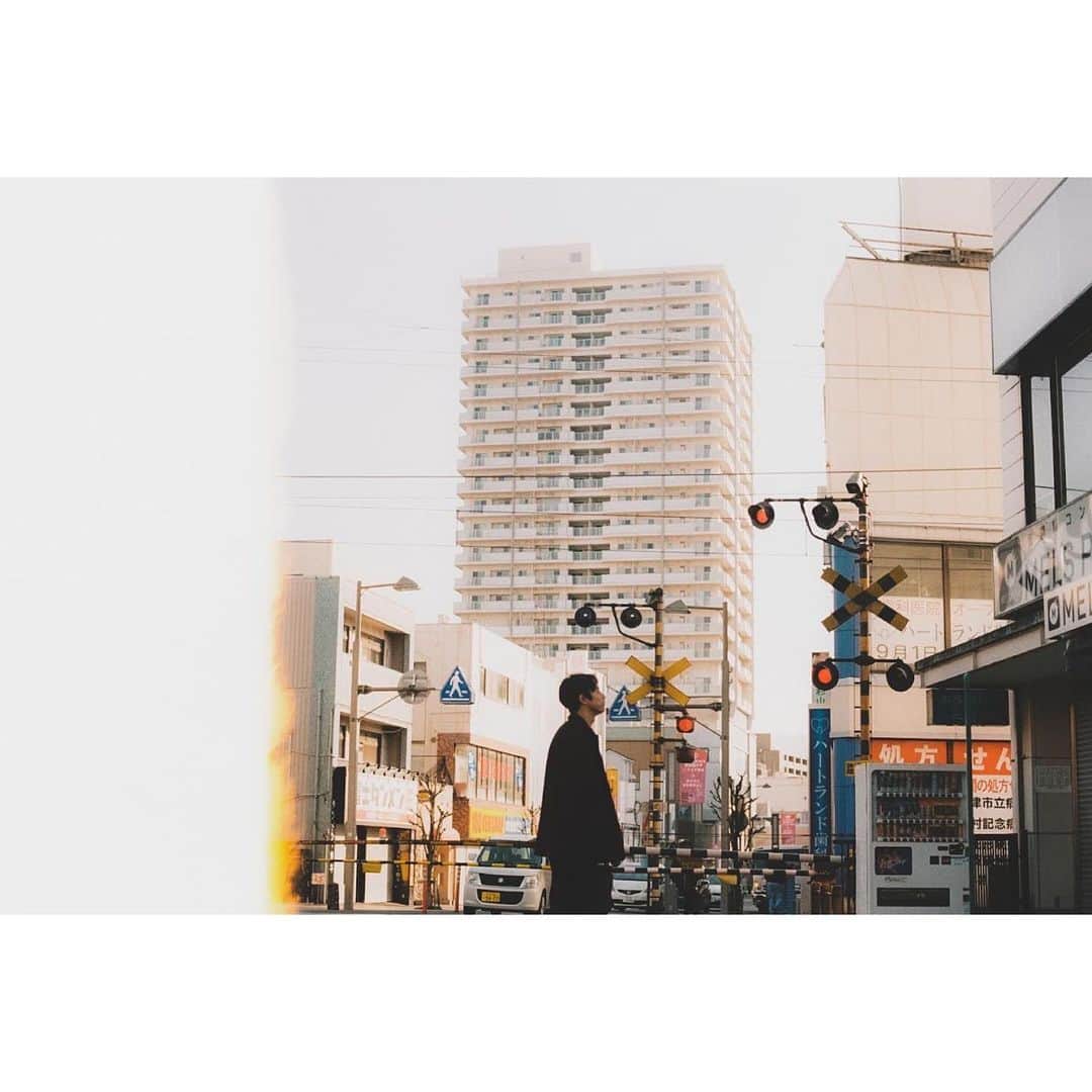 坂口健太郎さんのインスタグラム写真 - (坂口健太郎Instagram)「映画「余命10年」主題歌、「うるうびと」のMV、参加させていただきました。  大ヒット、おめでとうございます。 そして、ありがとうございます☺︎  ぜひ☺︎、」3月17日 23時36分 - sakaguchikentaro